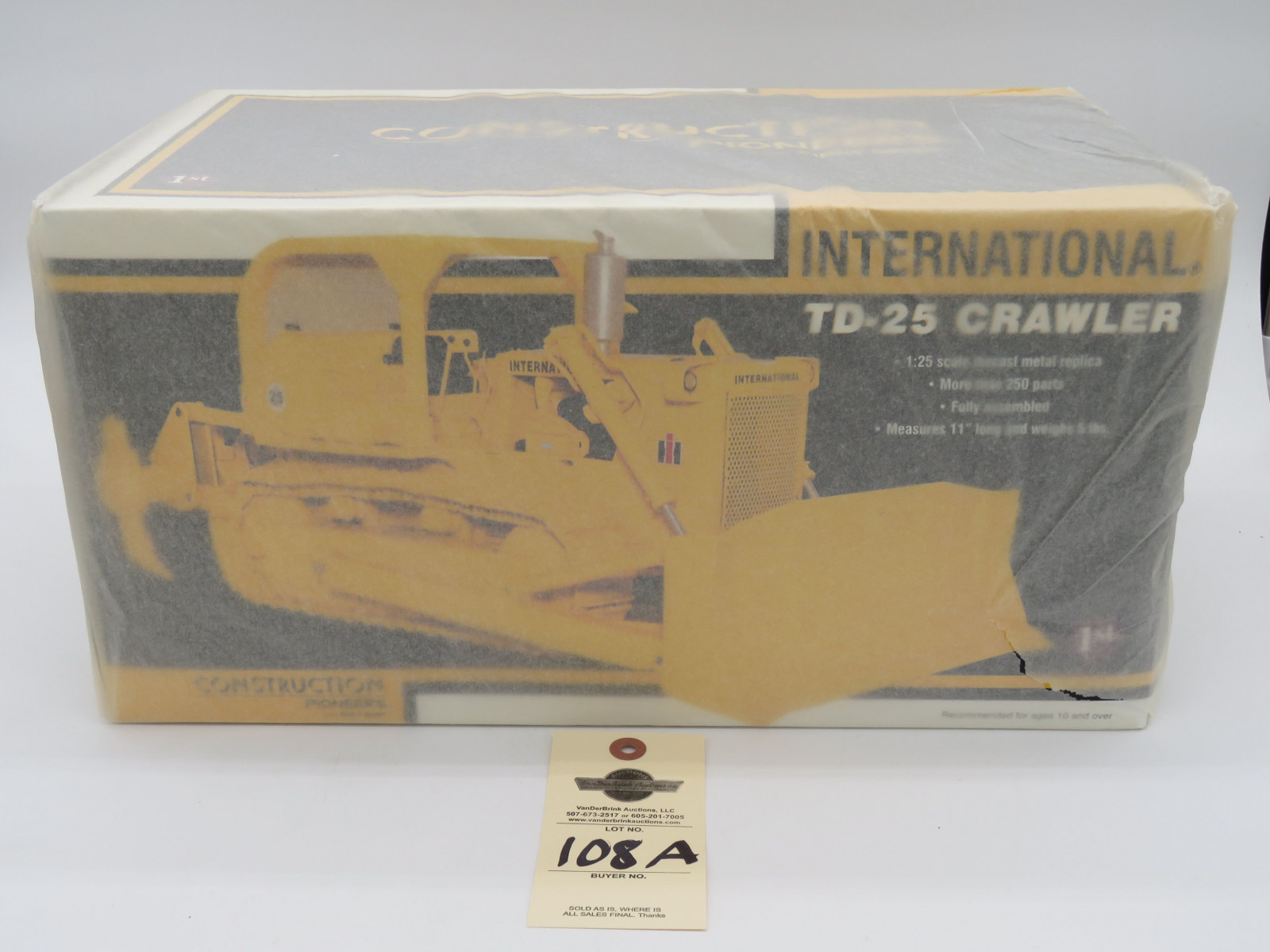 INTERNATIONAL TD-25 CRAWLER 1/25 CONTRUCTION PIONEER FIRST GEAR ORIGINAL BOX OPENED/WROTE ON TISSUE PAPER ORIGINAL SMALL TEAR AND NIB CRAWLER 1ST OF 25 1/25TH SCALE - Image 1