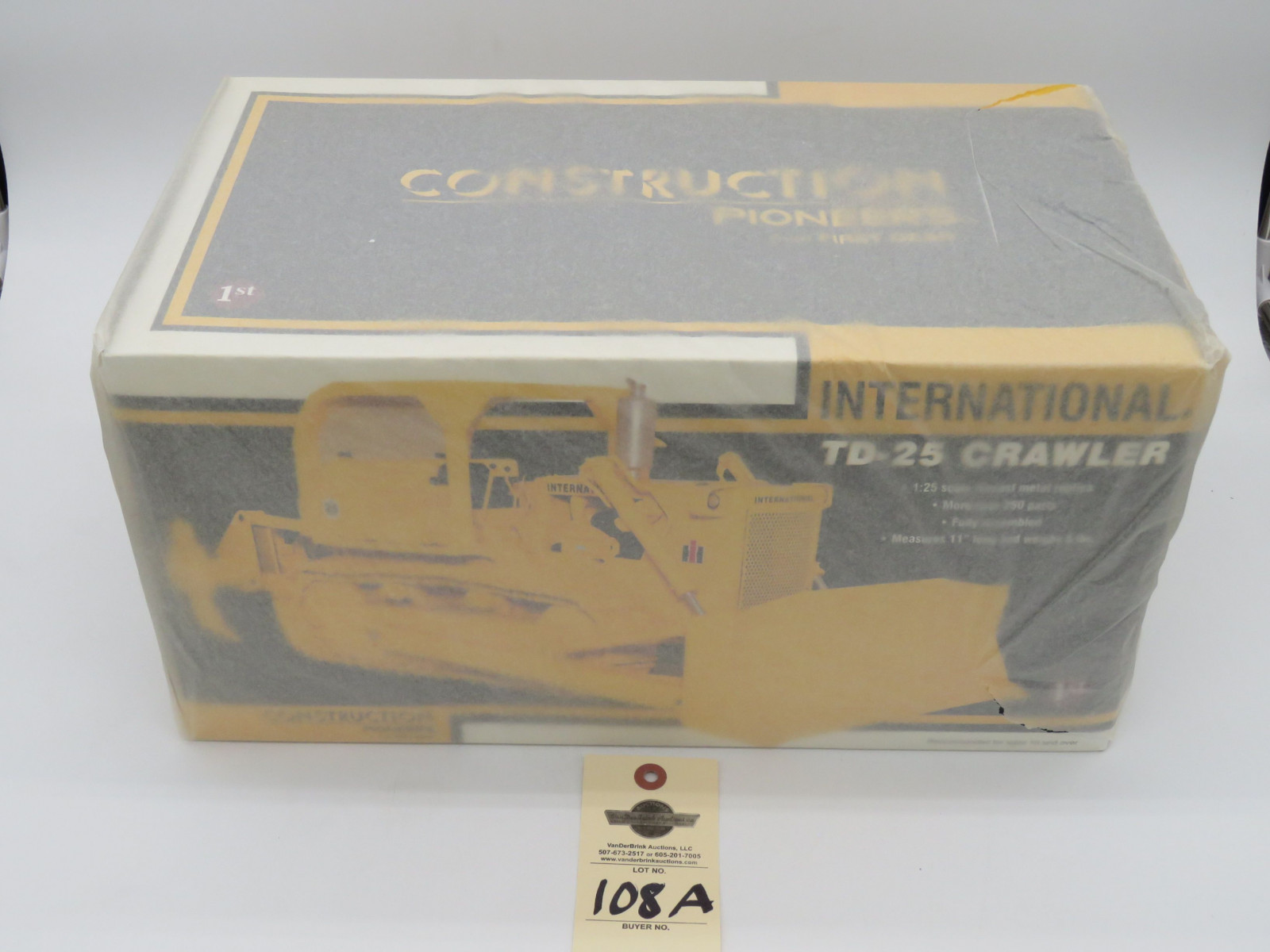 INTERNATIONAL TD-25 CRAWLER 1/25 CONTRUCTION PIONEER FIRST GEAR ORIGINAL BOX OPENED/WROTE ON TISSUE PAPER ORIGINAL SMALL TEAR AND NIB CRAWLER 1ST OF 25 1/25TH SCALE - Image 2