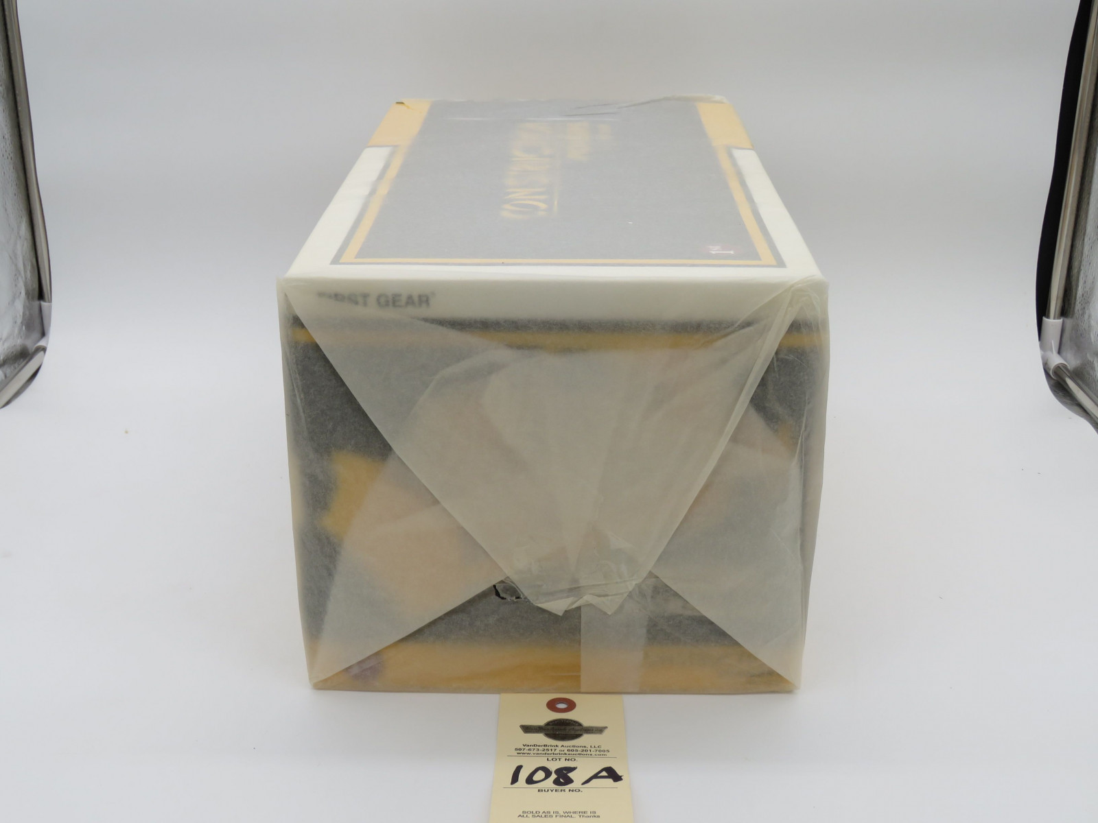 INTERNATIONAL TD-25 CRAWLER 1/25 CONTRUCTION PIONEER FIRST GEAR ORIGINAL BOX OPENED/WROTE ON TISSUE PAPER ORIGINAL SMALL TEAR AND NIB CRAWLER 1ST OF 25 1/25TH SCALE - Image 4