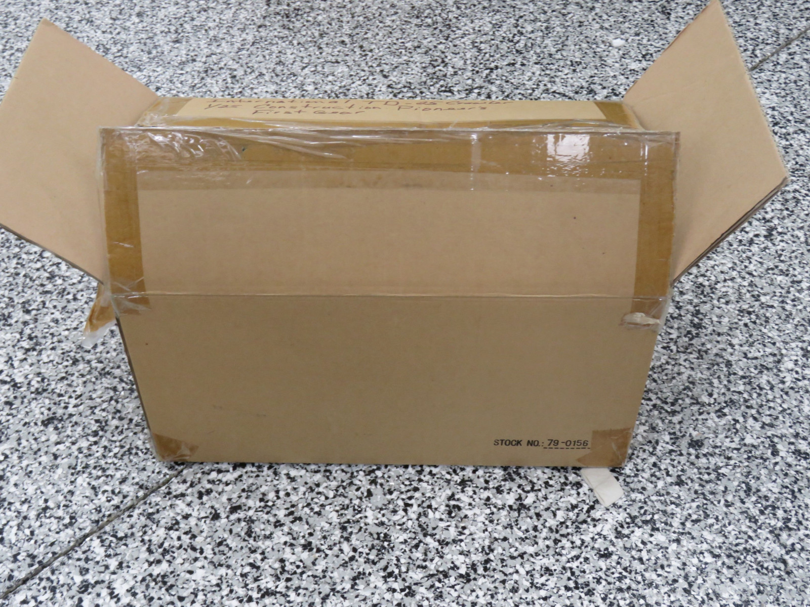 INTERNATIONAL TD-25 CRAWLER 1/25 CONTRUCTION PIONEER FIRST GEAR ORIGINAL BOX OPENED/WROTE ON TISSUE PAPER ORIGINAL SMALL TEAR AND NIB CRAWLER 1ST OF 25 1/25TH SCALE - Image 7