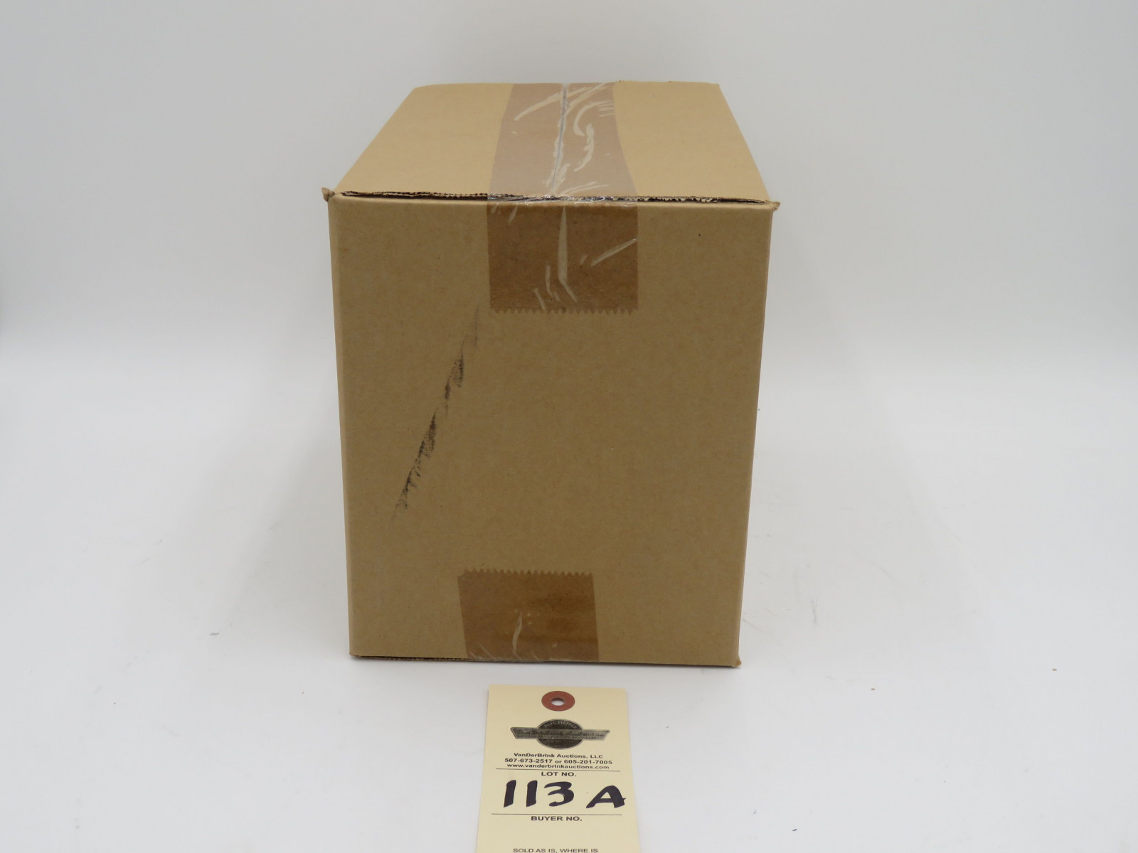 NIB NEVER OPENED ORIGINAL BOX SPEC CAST LAFAYETTE 2006 FARMALL 340 DIESEL  DAMAGE TO BOX - Image 3