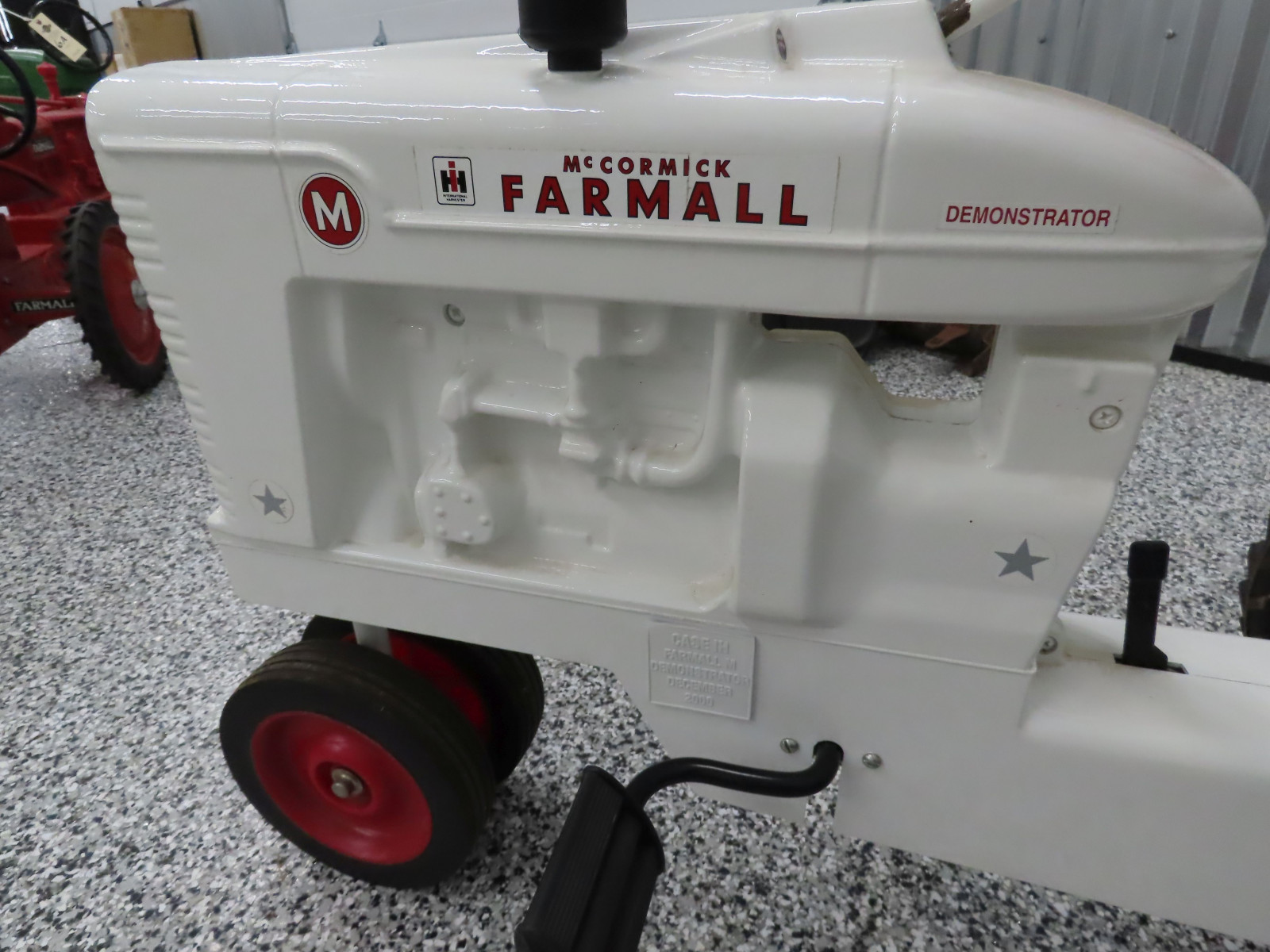 Scale MOdels White Farmall M Pedal Tractor made in Dyersville, IA 2000 Demonstrator Model - Image 13