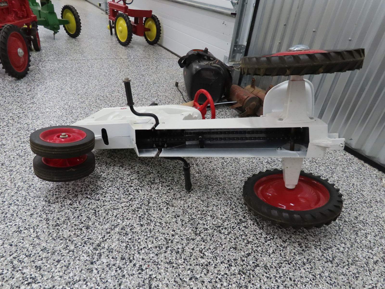 Scale MOdels White Farmall M Pedal Tractor made in Dyersville, IA 2000 Demonstrator Model - Image 15