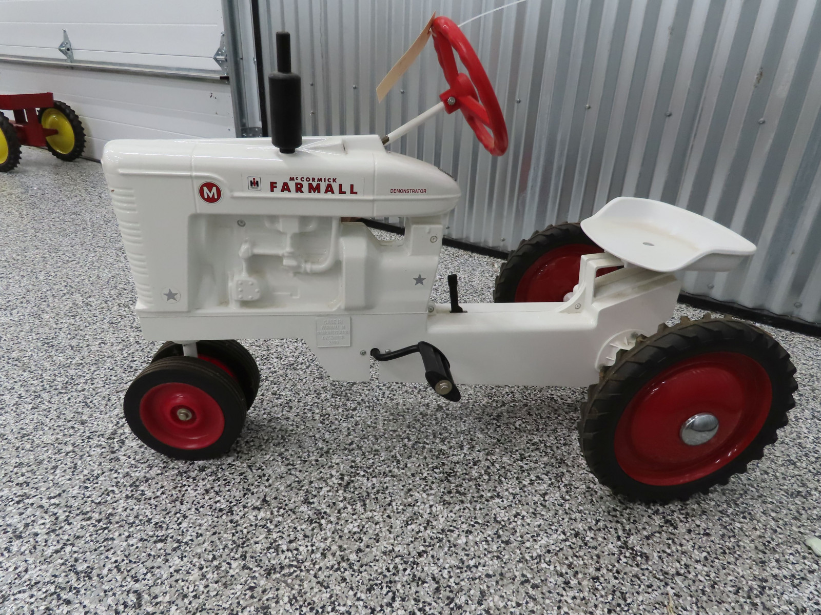 Scale MOdels White Farmall M Pedal Tractor made in Dyersville, IA 2000 Demonstrator Model - Image 4