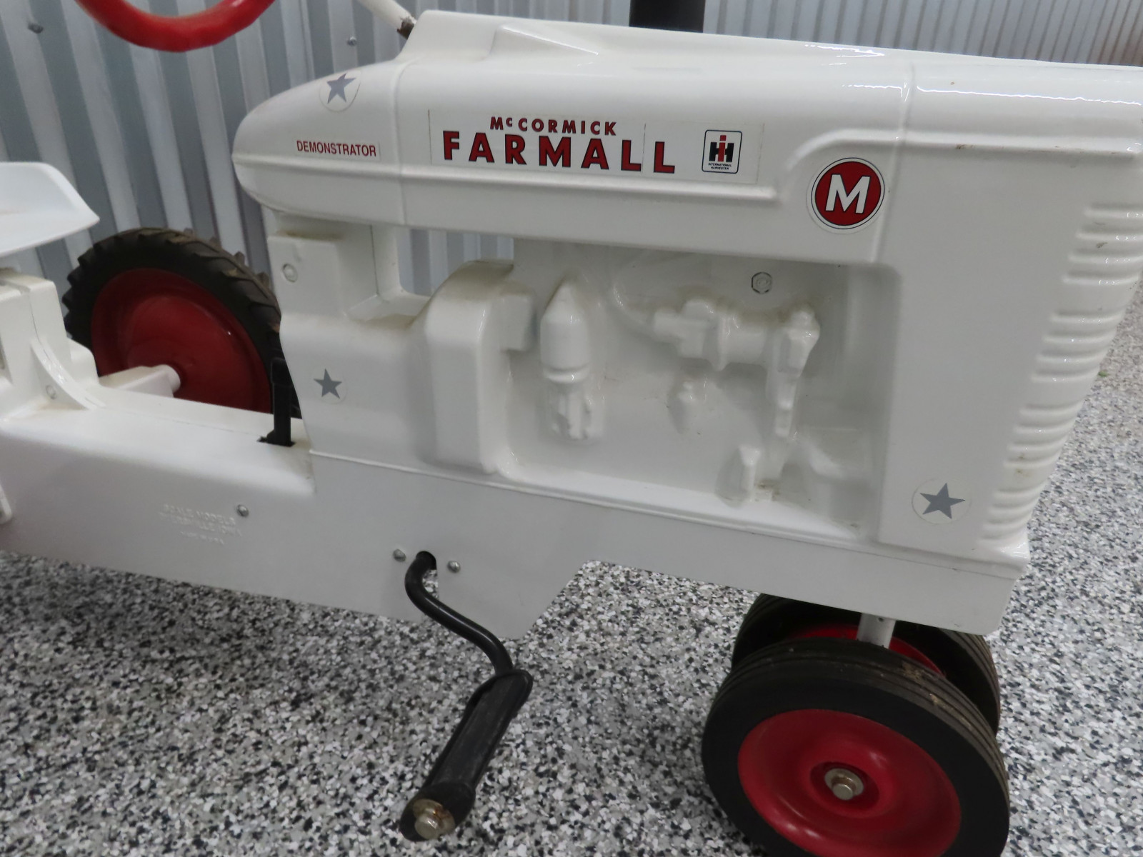 Scale MOdels White Farmall M Pedal Tractor made in Dyersville, IA 2000 Demonstrator Model - Image 7