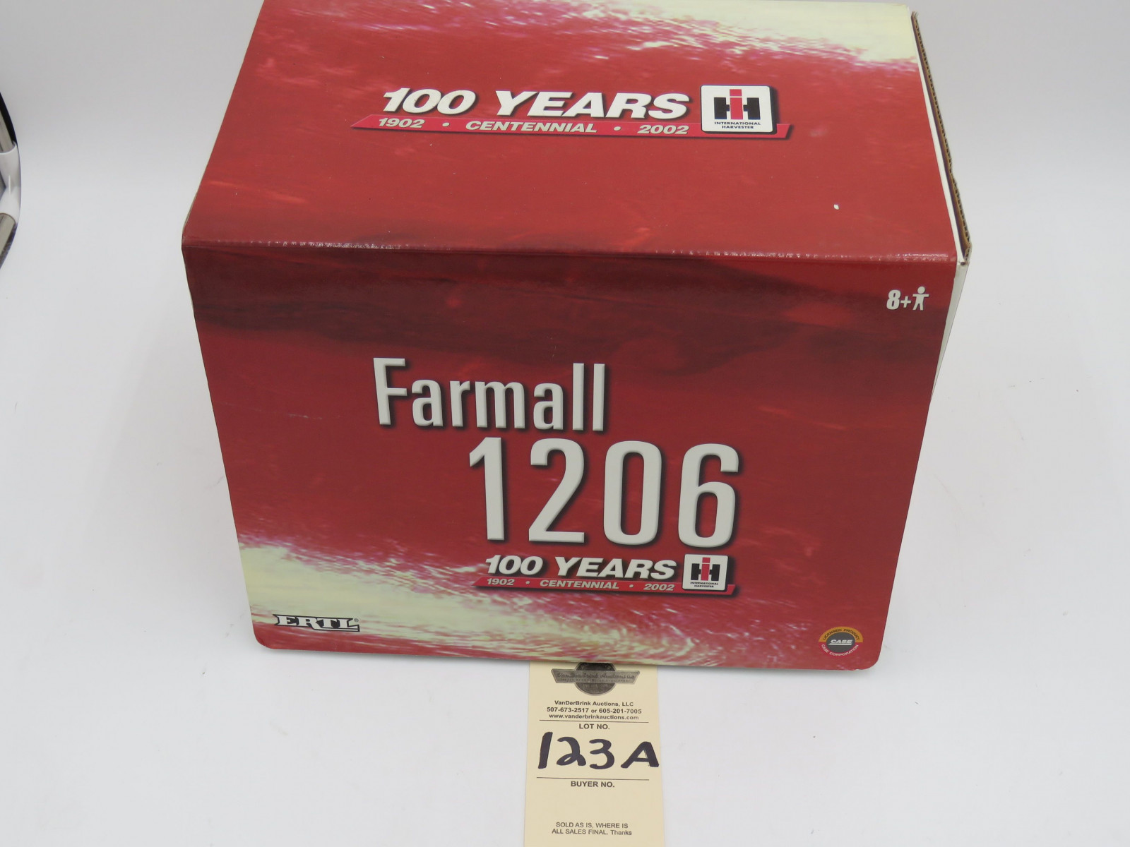 ERTL CENTENNIAL EDITION FARMALL 1206 ERTL THIS FARMALL 1206 MODEL IS THE THIRD IN THE 4 PIECE 100TH ANNIVERSARY SERIES, 1:16 SCALE NIB - Image 2