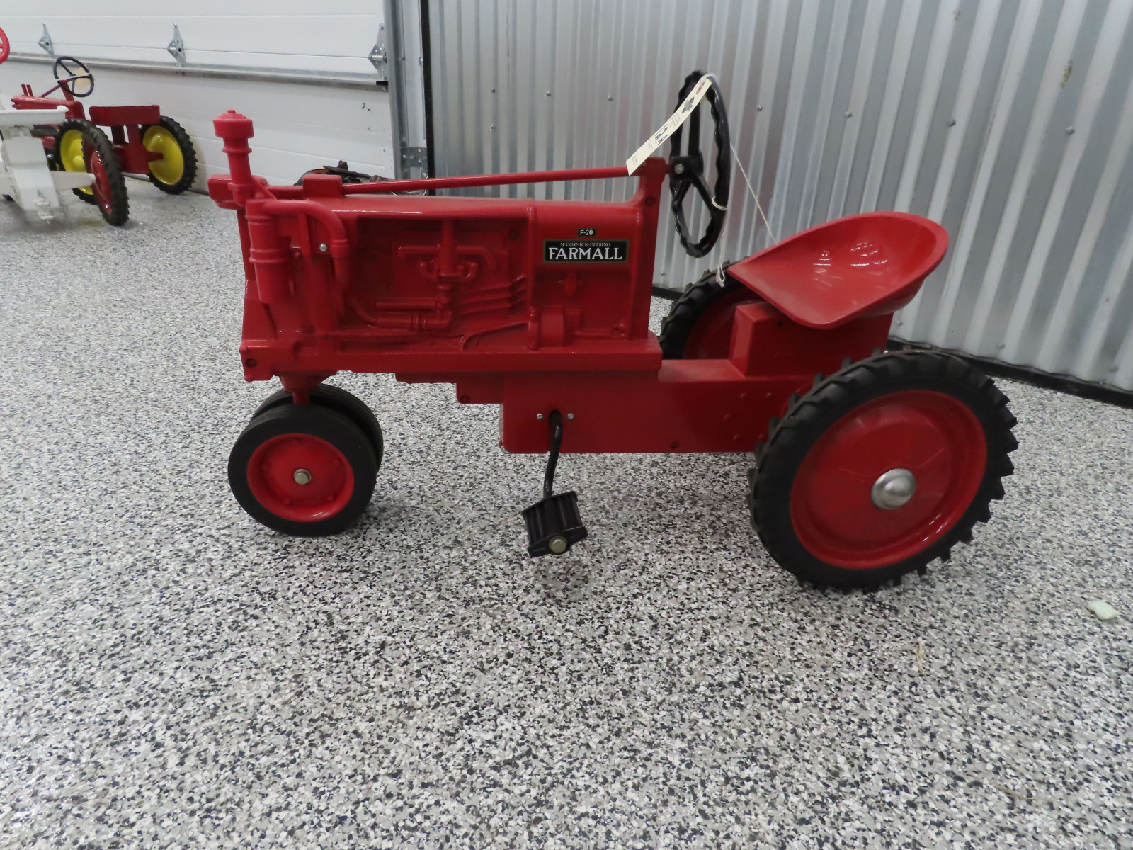 Ertl Farmall F-20 Pedal Tractor - Image 6