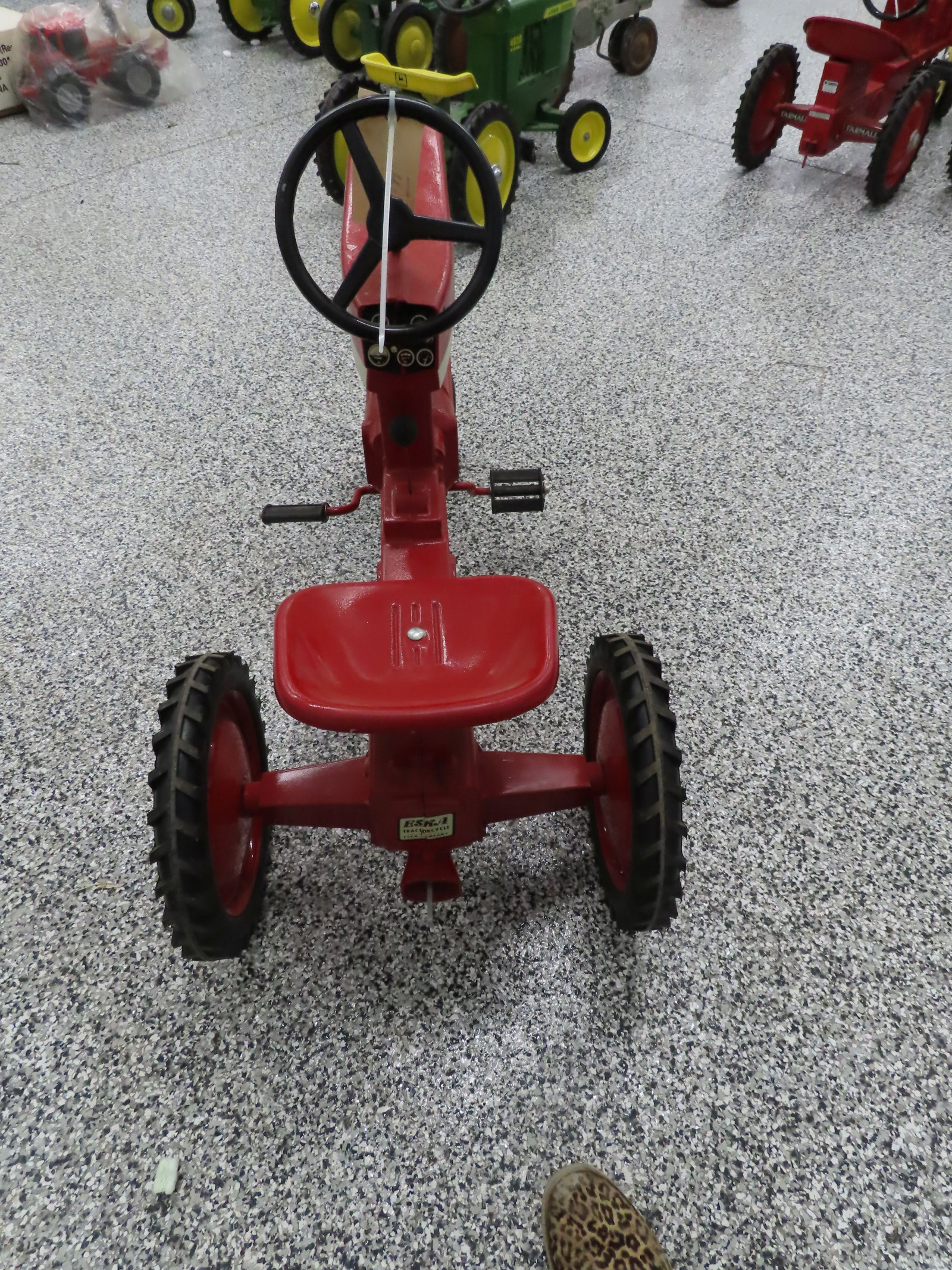Ertl Farmall 560 Pedal Tractor - Image 10