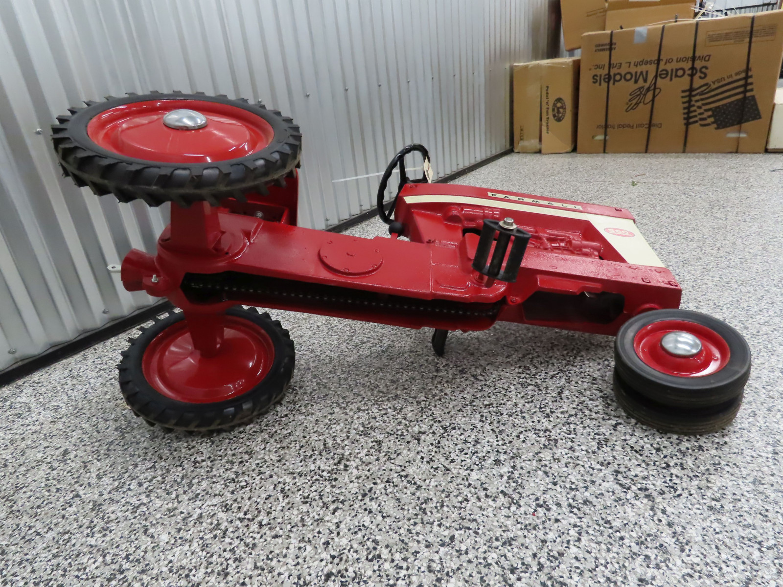 Ertl Farmall 560 Pedal Tractor - Image 16