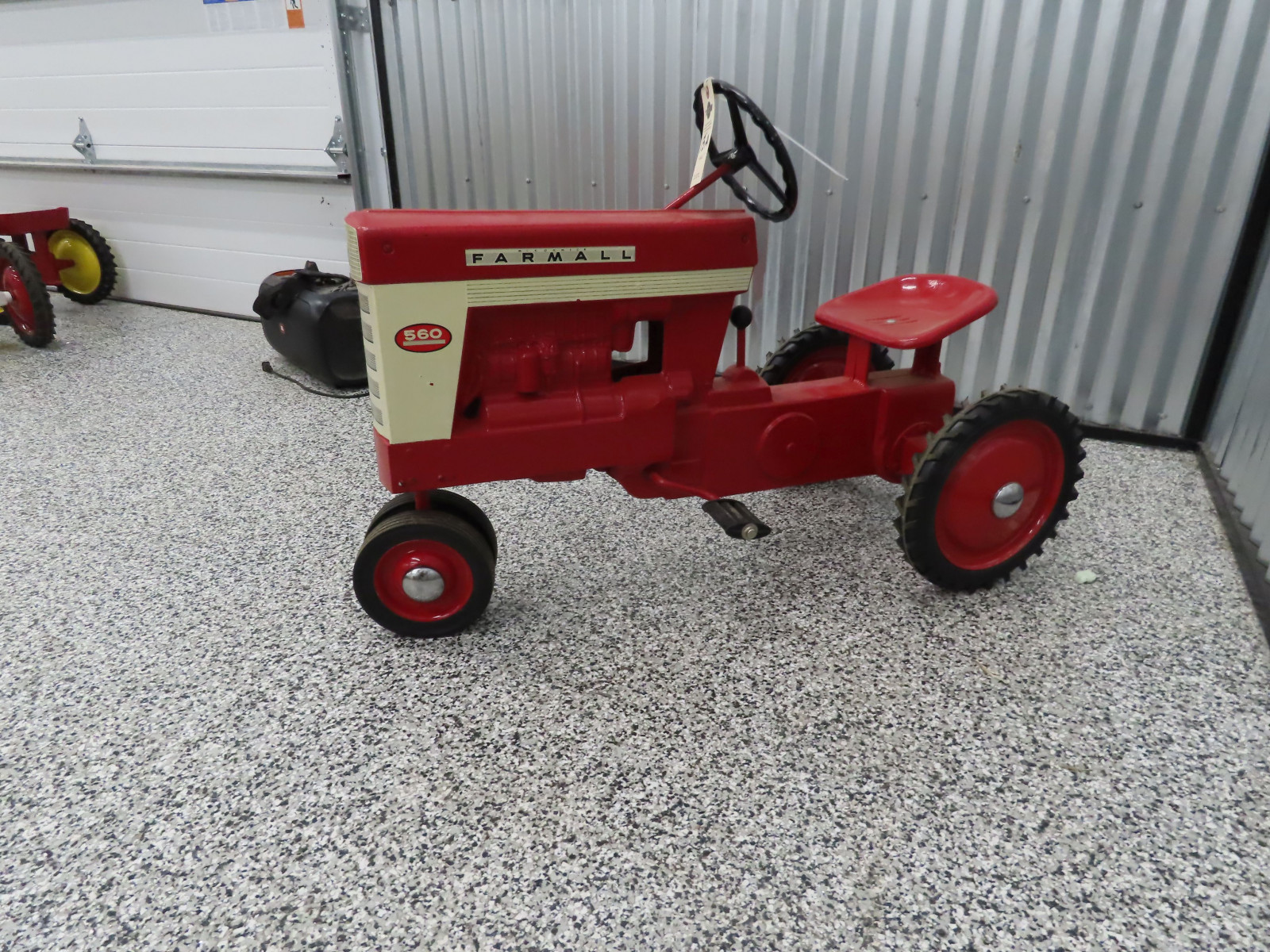 Ertl Farmall 560 Pedal Tractor - Image 2