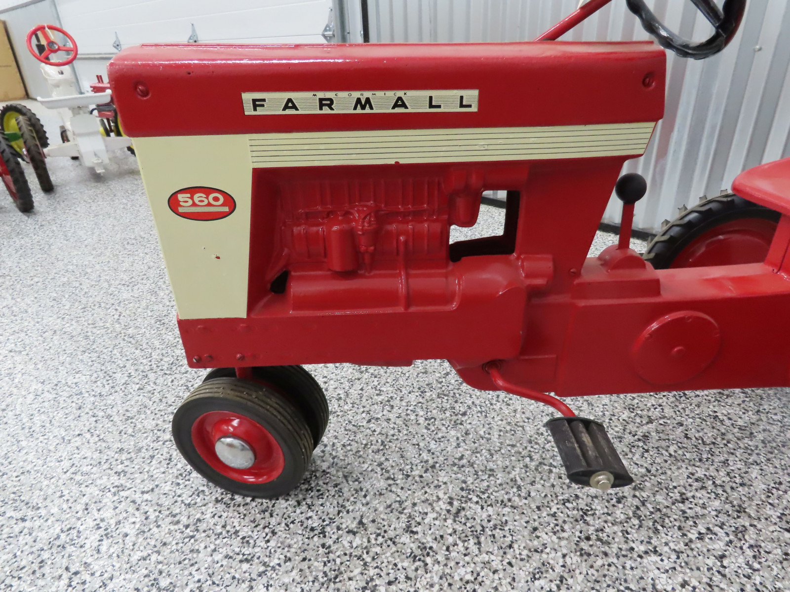 Ertl Farmall 560 Pedal Tractor - Image 3