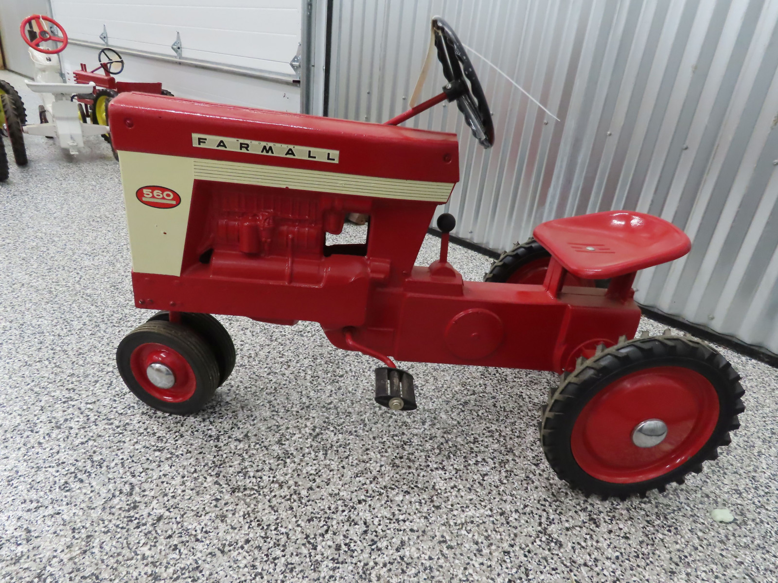 Ertl Farmall 560 Pedal Tractor - Image 4