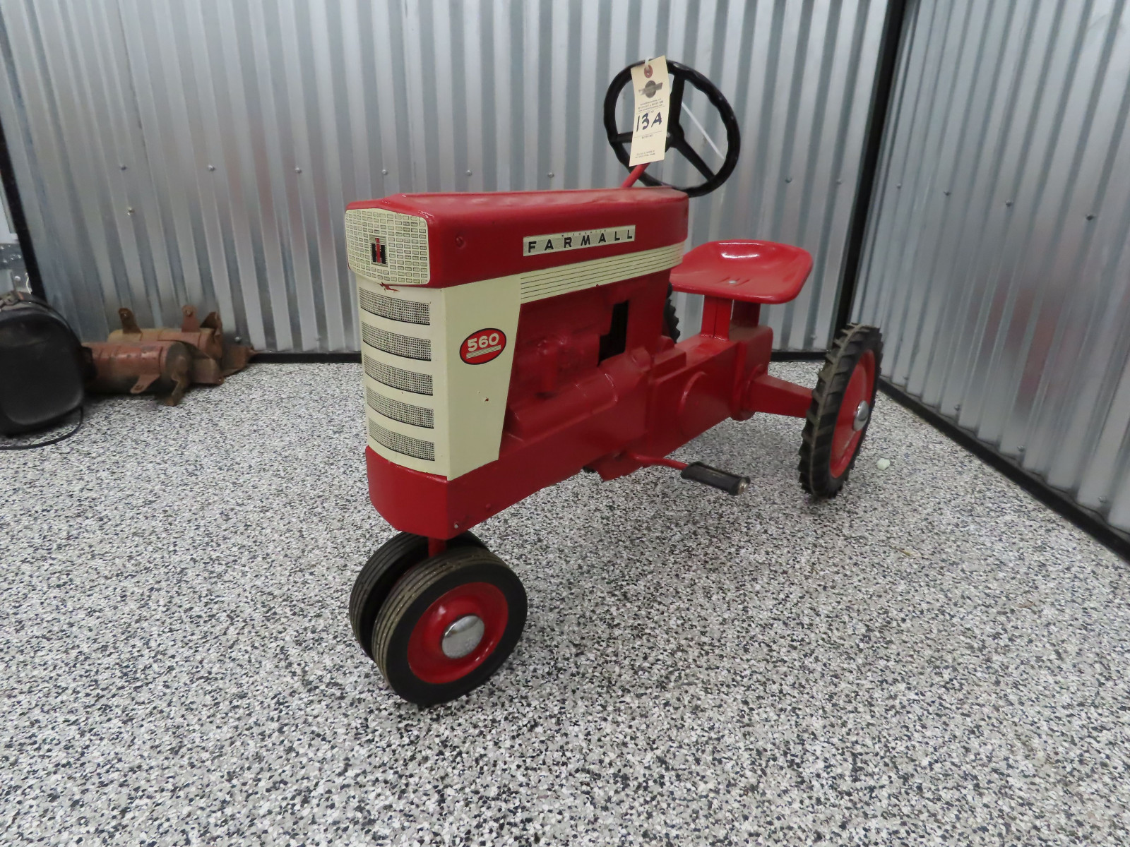 Ertl Farmall 560 Pedal Tractor - Image 5