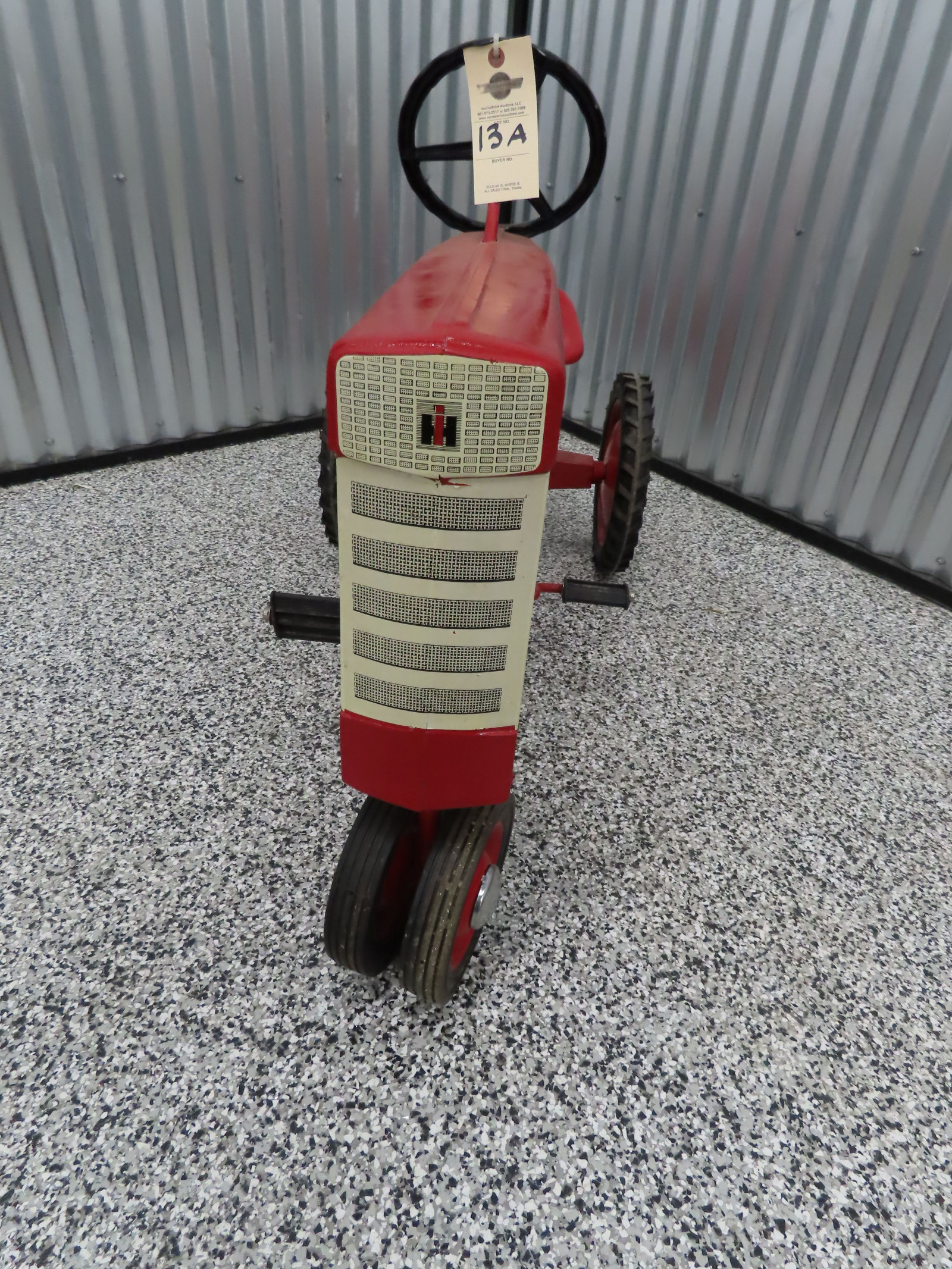 Ertl Farmall 560 Pedal Tractor - Image 6
