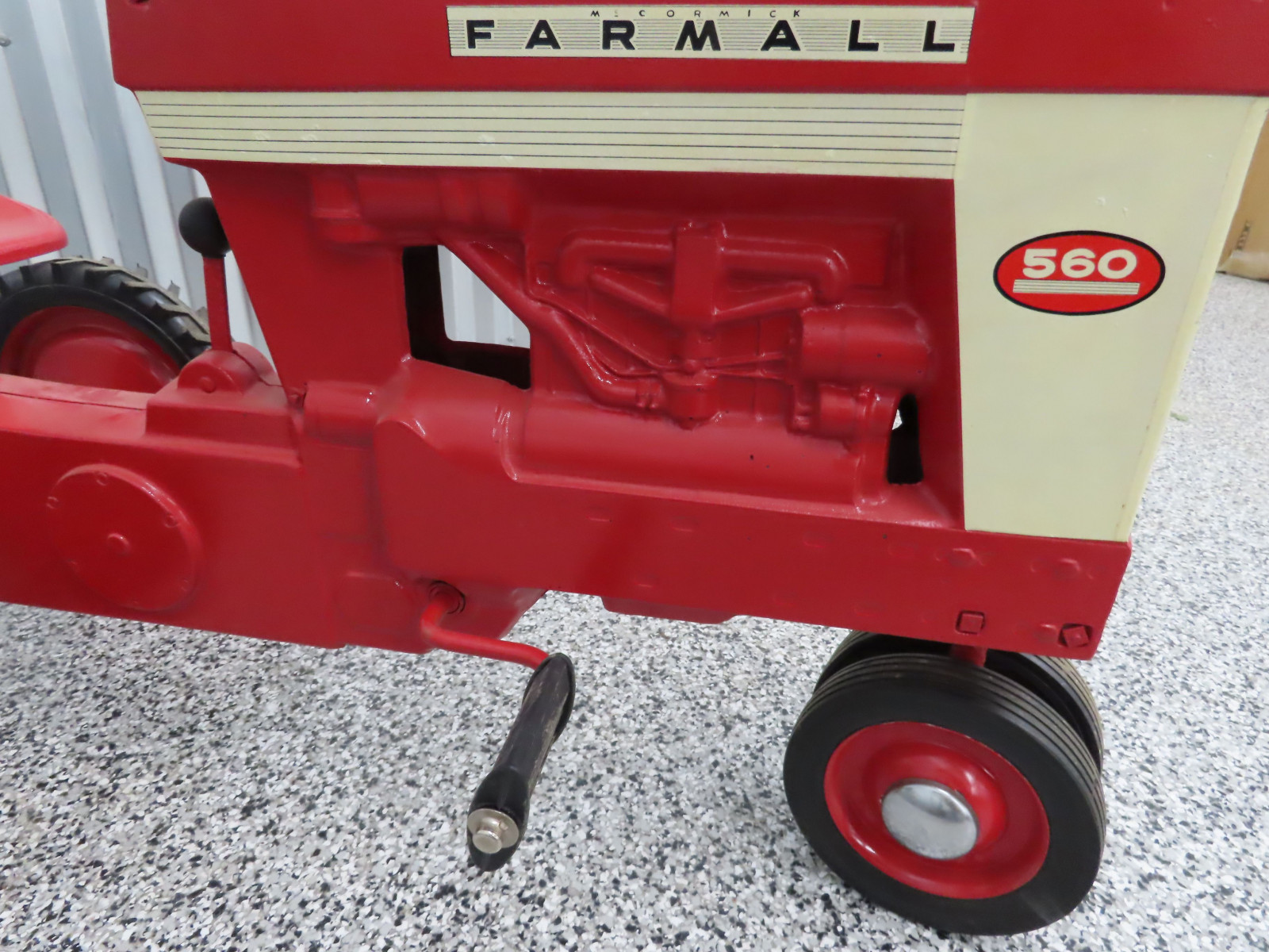 Ertl Farmall 560 Pedal Tractor - Image 9