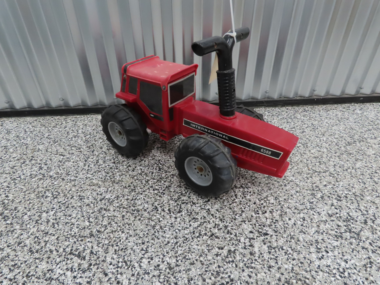 International Plastic Ride On 6588 Tractor - Image 2