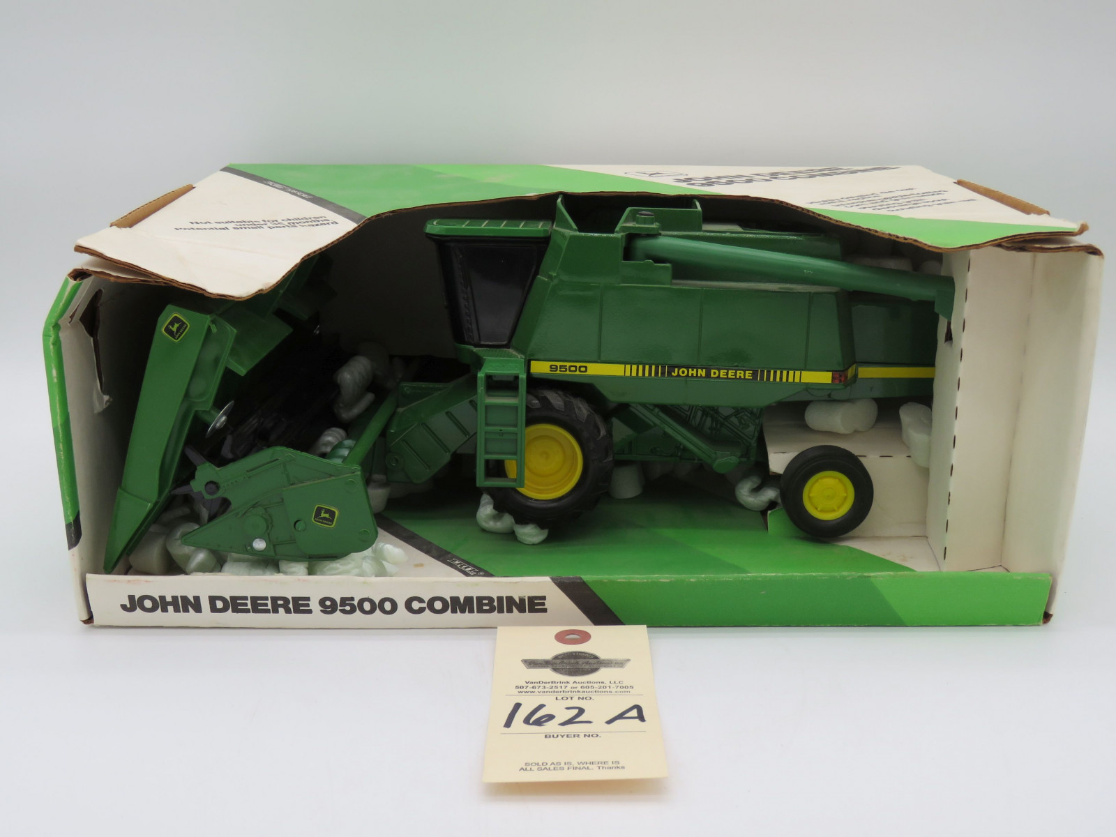 1989 ERTL JOHN DEERE 9500 COMBINE  1/28 SCALE NIB DIE CAST METAL REPLICA INTERCHANGEABLE FLOATING CORN AND GRAIN HEADS, PIVOTING GRAIN DISCHARGE SPOUT, ROTATING GRAIN REEL - Image 1