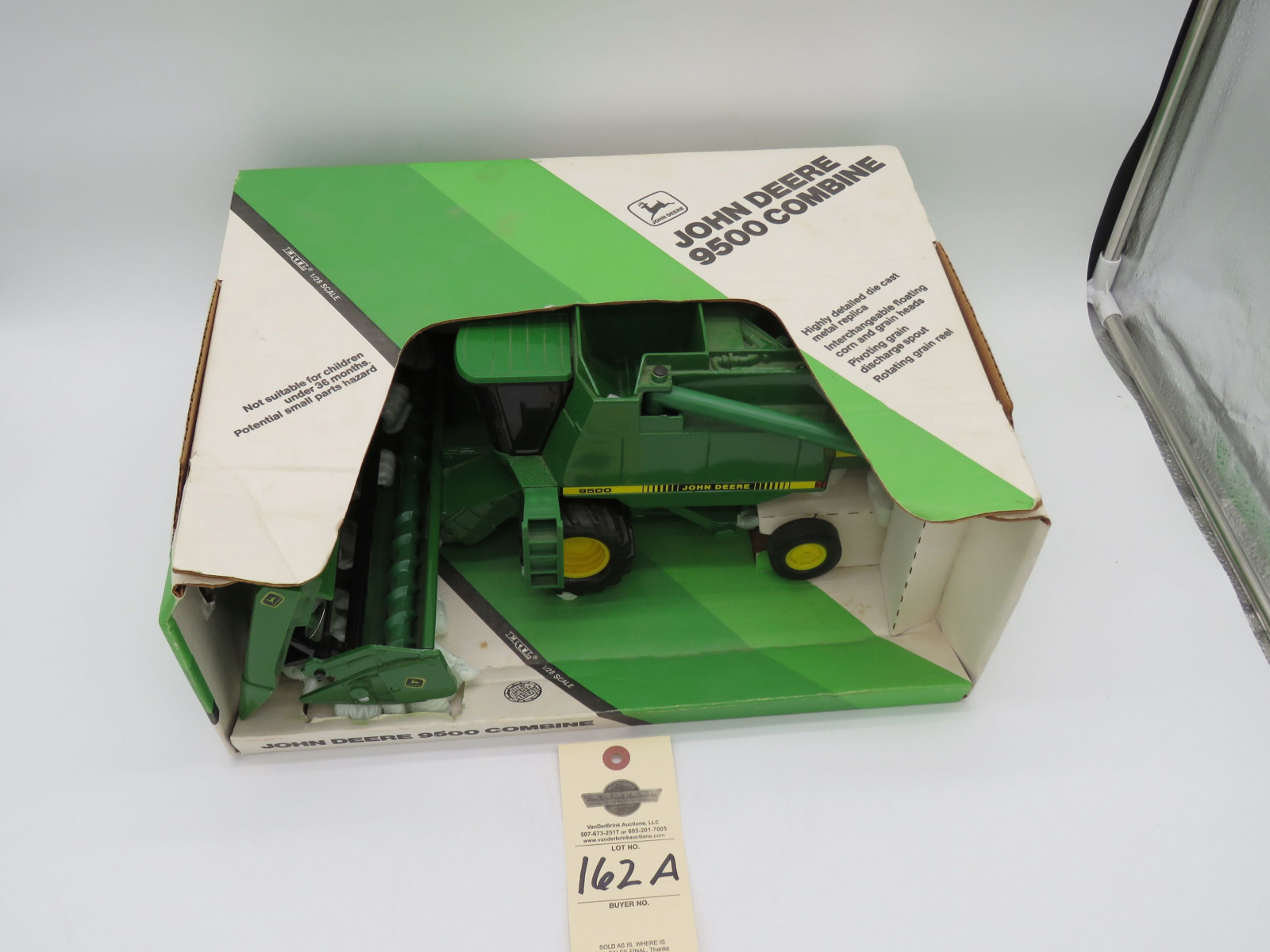 1989 ERTL JOHN DEERE 9500 COMBINE  1/28 SCALE NIB DIE CAST METAL REPLICA INTERCHANGEABLE FLOATING CORN AND GRAIN HEADS, PIVOTING GRAIN DISCHARGE SPOUT, ROTATING GRAIN REEL - Image 2