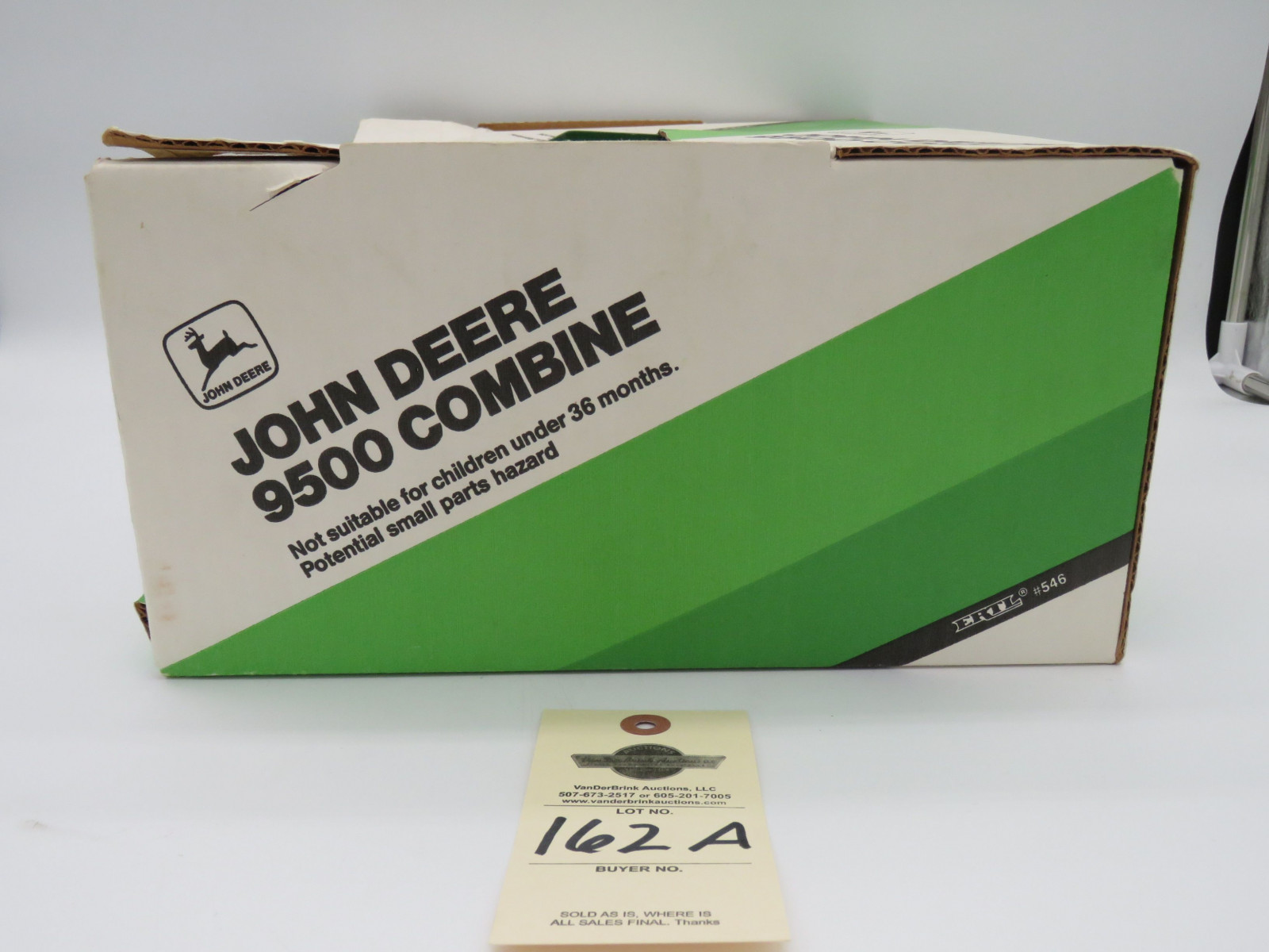 1989 ERTL JOHN DEERE 9500 COMBINE  1/28 SCALE NIB DIE CAST METAL REPLICA INTERCHANGEABLE FLOATING CORN AND GRAIN HEADS, PIVOTING GRAIN DISCHARGE SPOUT, ROTATING GRAIN REEL - Image 3