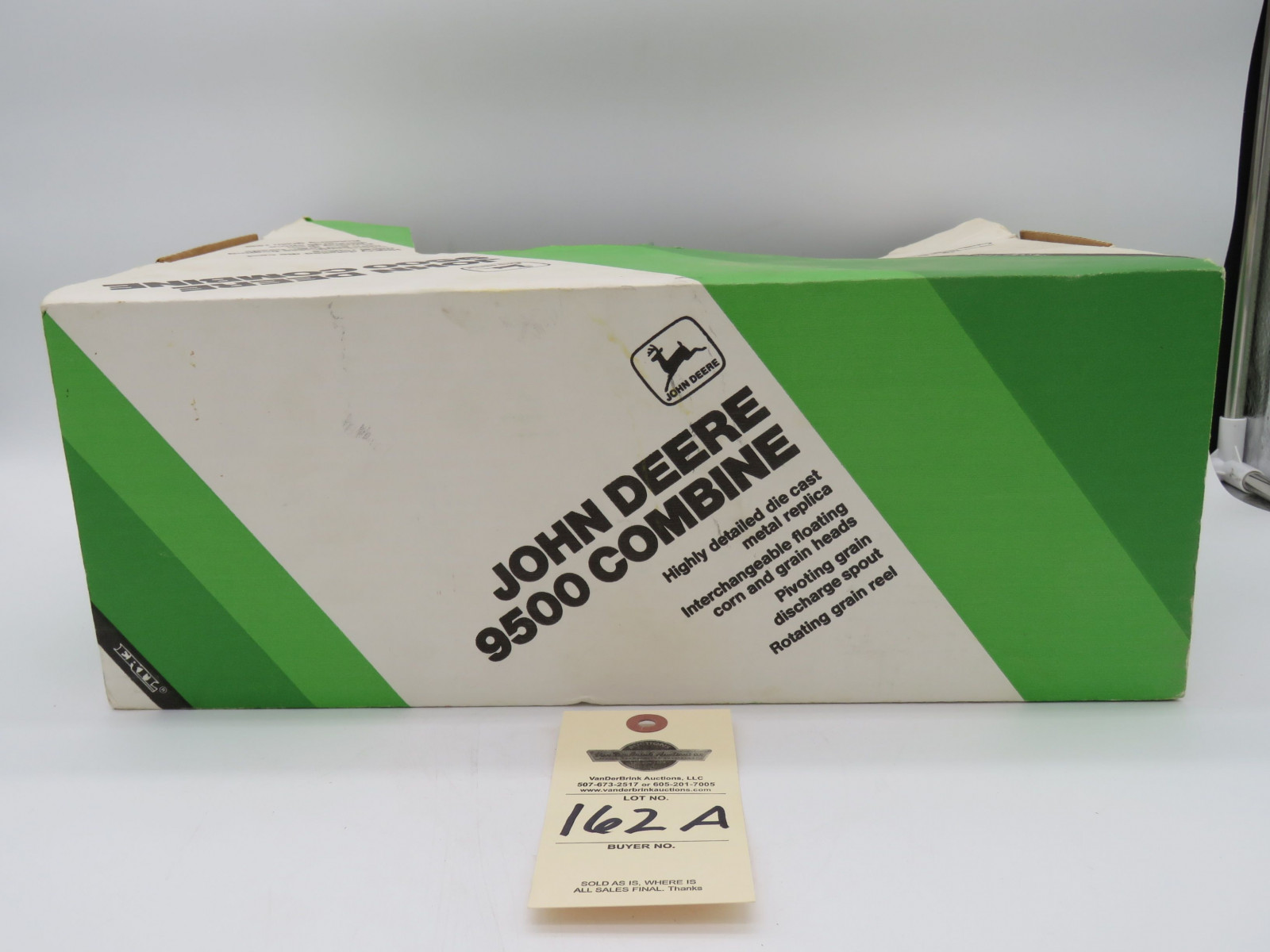 1989 ERTL JOHN DEERE 9500 COMBINE  1/28 SCALE NIB DIE CAST METAL REPLICA INTERCHANGEABLE FLOATING CORN AND GRAIN HEADS, PIVOTING GRAIN DISCHARGE SPOUT, ROTATING GRAIN REEL - Image 4