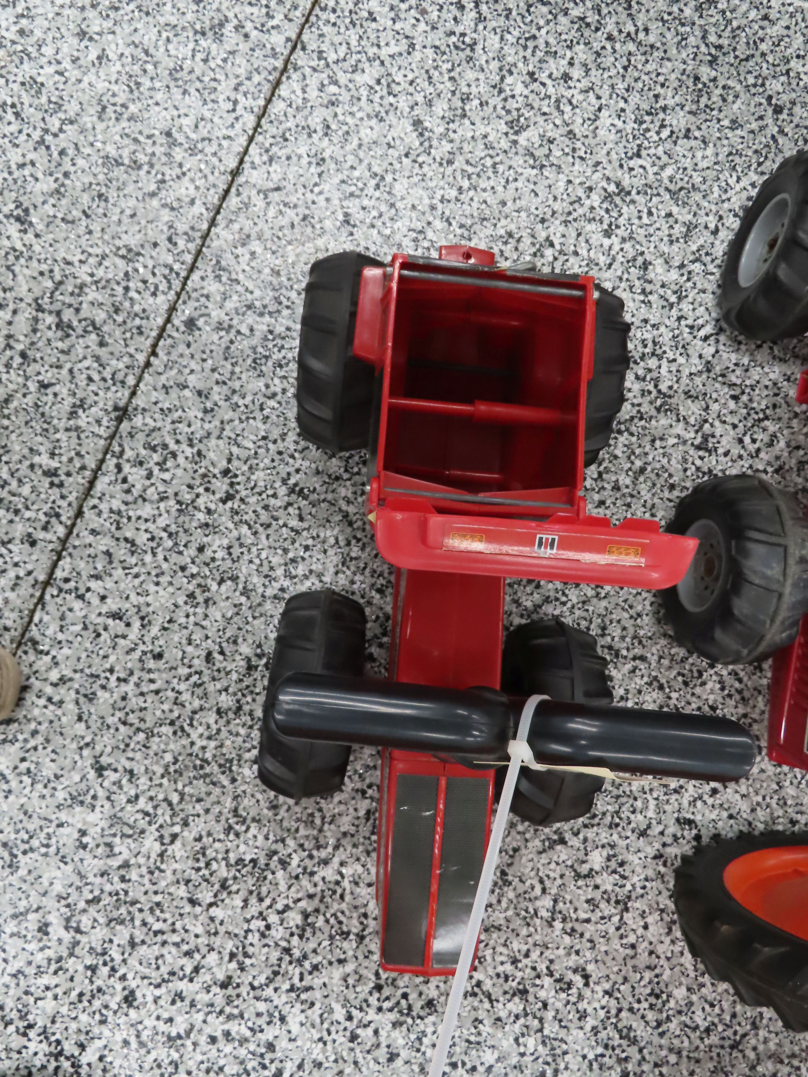 Plastic International 6588 Ride On Used - Image 7