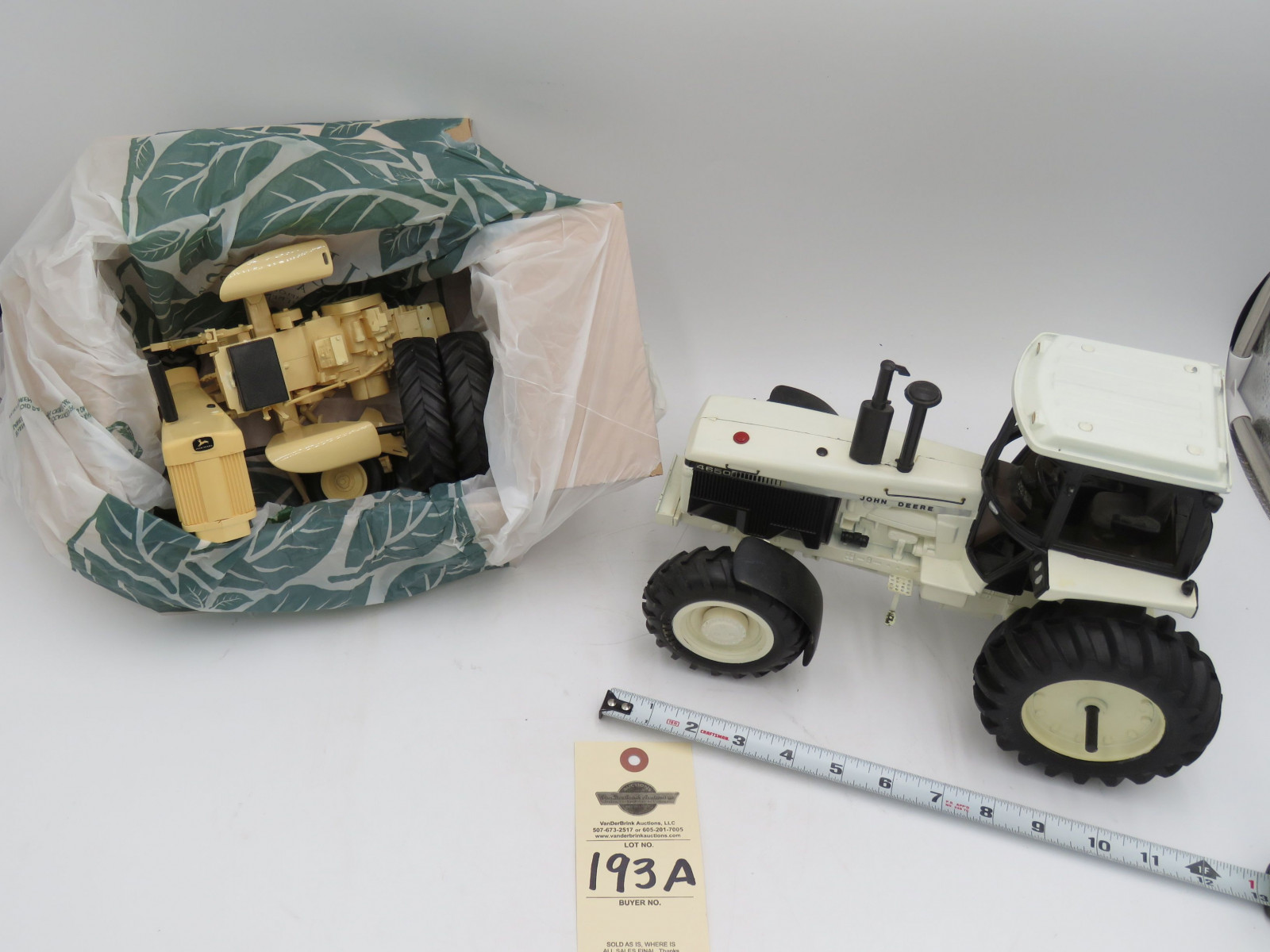 LOT OF 2 (JOHN DEERE WHITE TRACTOR 4650 NO BOX METAL)(JOHN DEERE 730 DIESEL BROKEN IN MANY PIECES PLASTIC MAY BE MISSING PARTS ) 1/16TH SCALE - Image 2