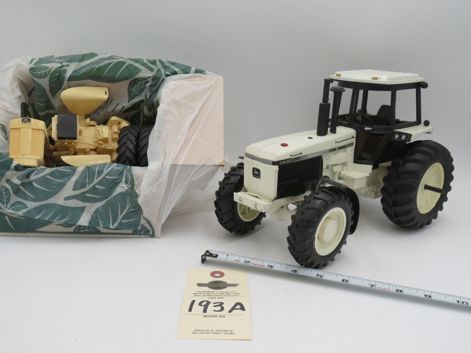 LOT OF 2 (JOHN DEERE WHITE TRACTOR 4650 NO BOX METAL)(JOHN DEERE 730 DIESEL BROKEN IN MANY PIECES PLASTIC MAY BE MISSING PARTS ) 1/16TH SCALE - Image 3