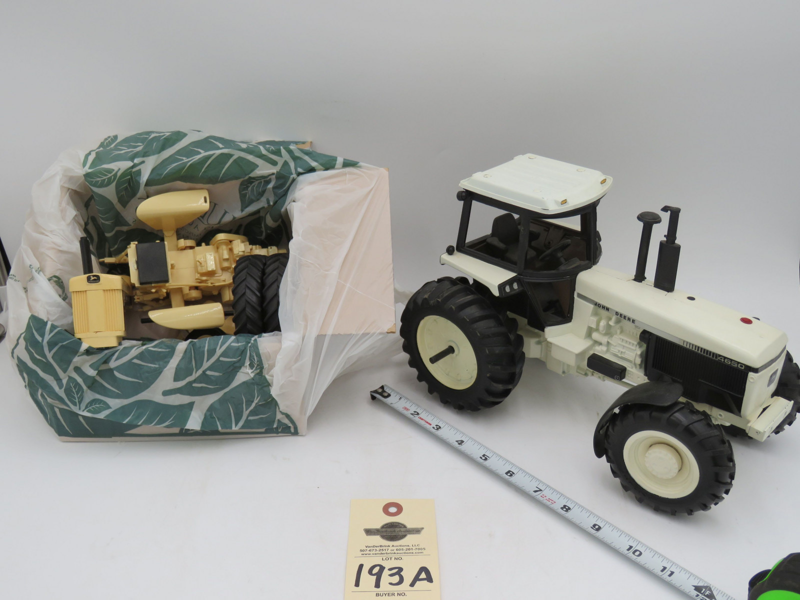 LOT OF 2 (JOHN DEERE WHITE TRACTOR 4650 NO BOX METAL)(JOHN DEERE 730 DIESEL BROKEN IN MANY PIECES PLASTIC MAY BE MISSING PARTS ) 1/16TH SCALE - Image 4