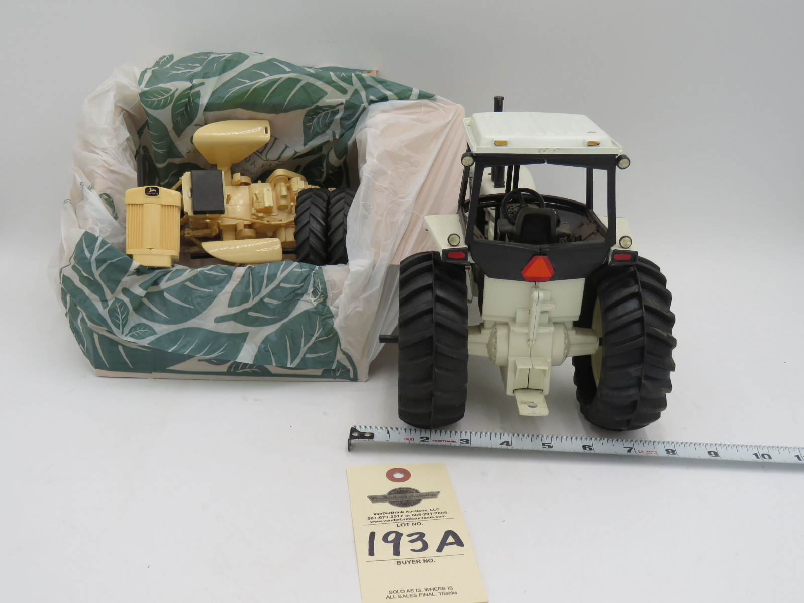 LOT OF 2 (JOHN DEERE WHITE TRACTOR 4650 NO BOX METAL)(JOHN DEERE 730 DIESEL BROKEN IN MANY PIECES PLASTIC MAY BE MISSING PARTS ) 1/16TH SCALE - Image 5