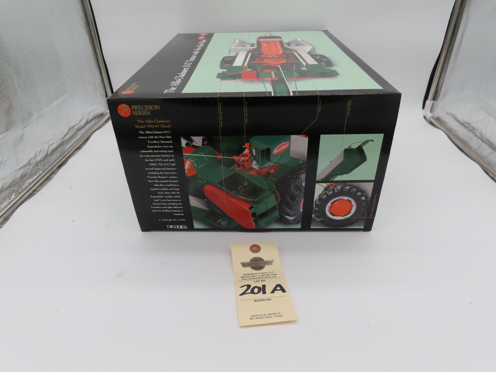 NIB Precision Series The Allis Chalmers D-17 Tractor with New Idea Picker 1/16th Scale #13119, and in Original Packaging Box that was opened - Image 11