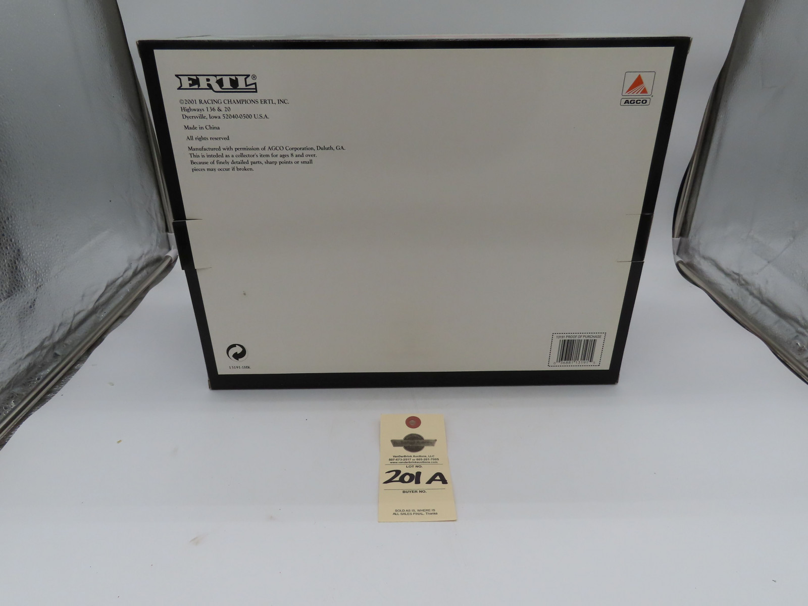 NIB Precision Series The Allis Chalmers D-17 Tractor with New Idea Picker 1/16th Scale #13119, and in Original Packaging Box that was opened - Image 12