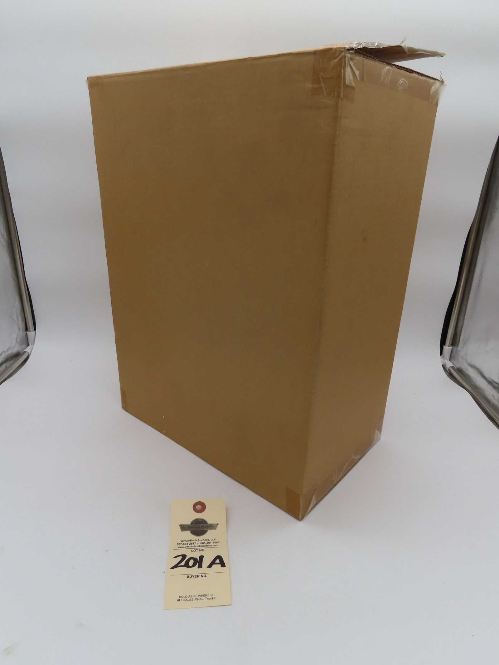 NIB Precision Series The Allis Chalmers D-17 Tractor with New Idea Picker 1/16th Scale #13119, and in Original Packaging Box that was opened - Image 3