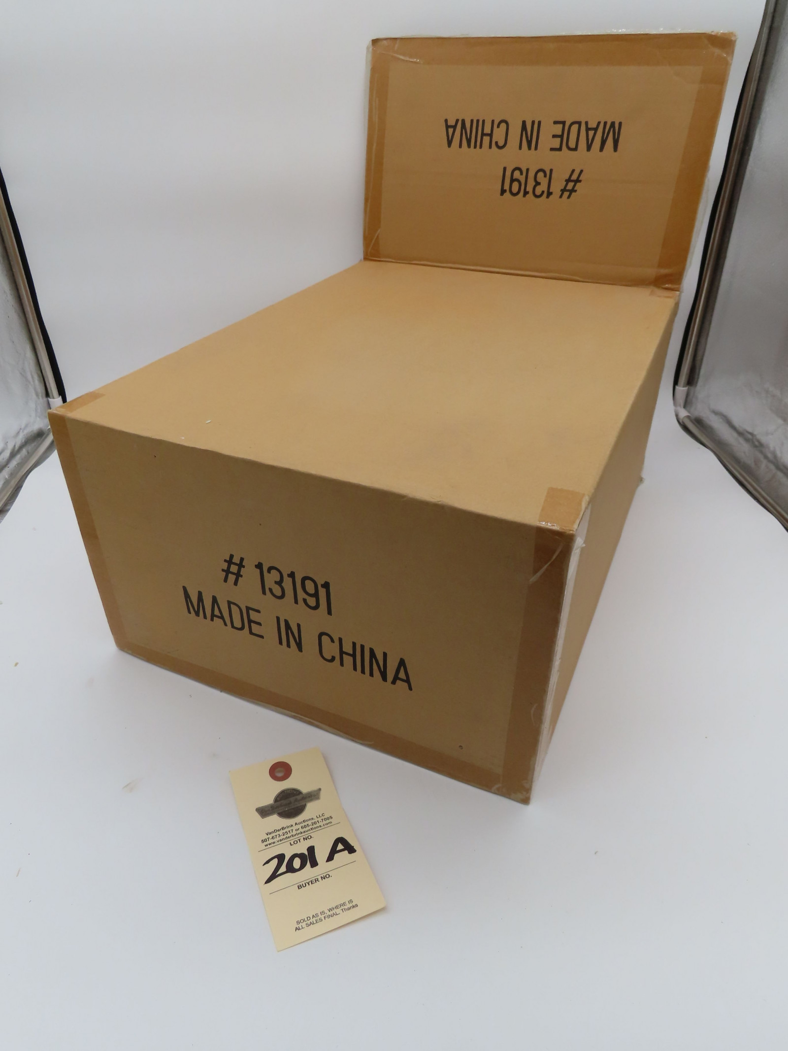 NIB Precision Series The Allis Chalmers D-17 Tractor with New Idea Picker 1/16th Scale #13119, and in Original Packaging Box that was opened - Image 4