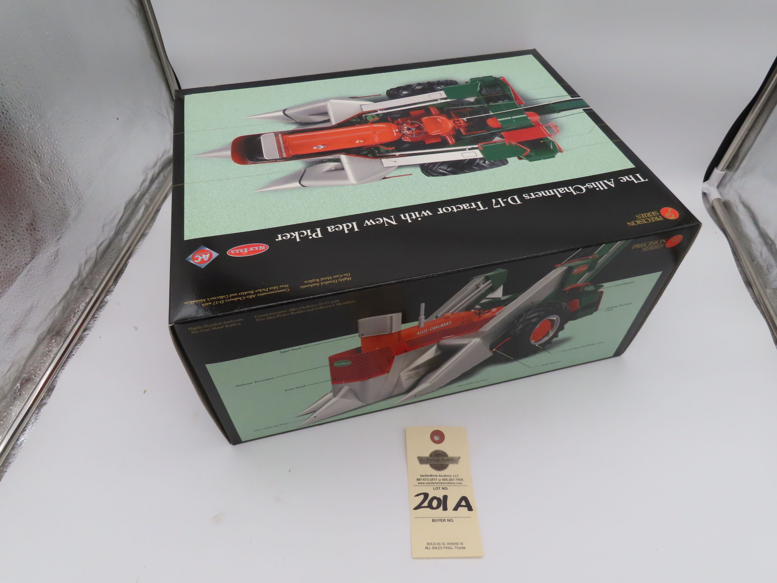 NIB Precision Series The Allis Chalmers D-17 Tractor with New Idea Picker 1/16th Scale #13119, and in Original Packaging Box that was opened - Image 6