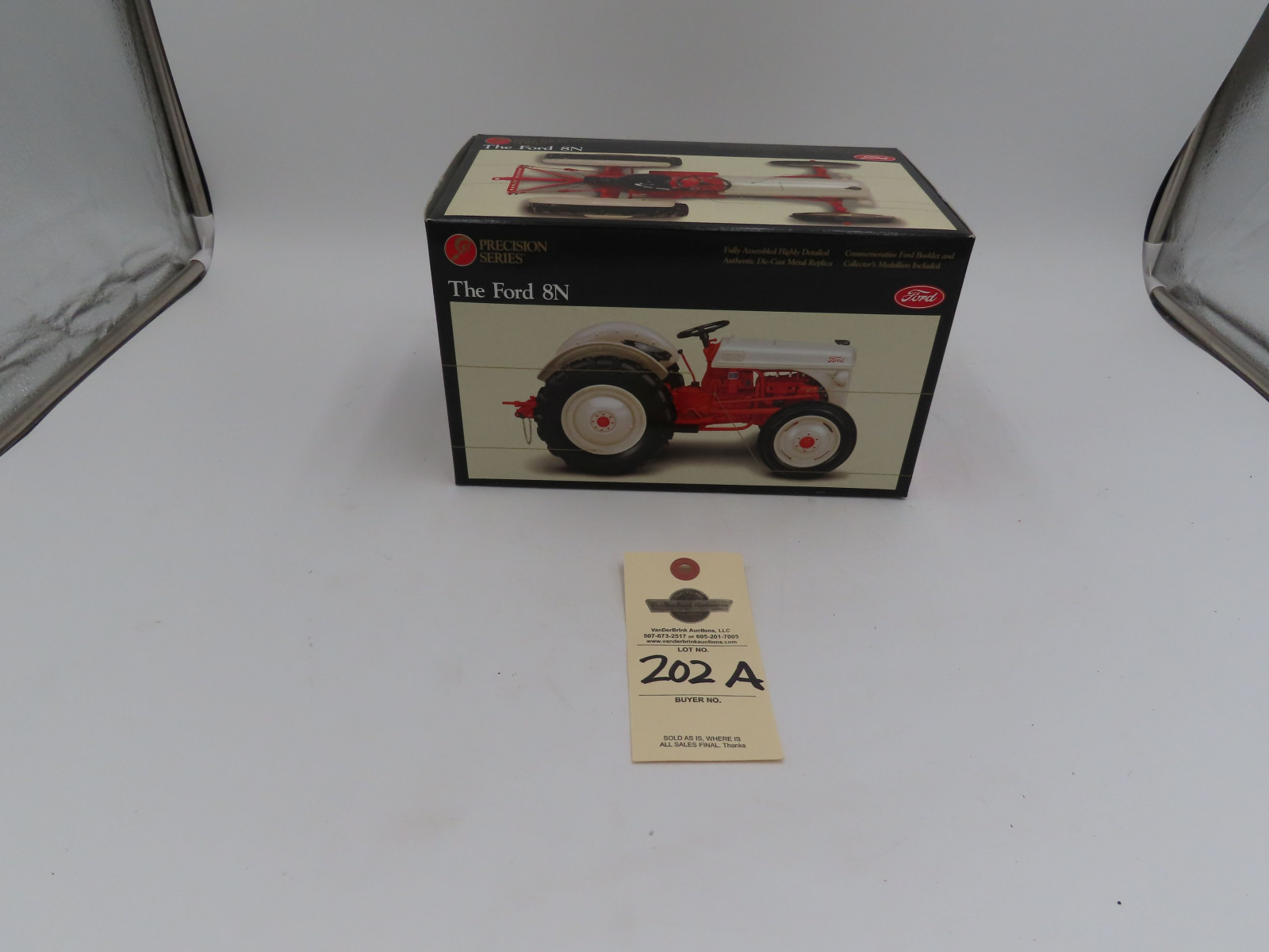 1996 Ertl Precision Series 1/16th Scale Die-Cast NIB The Ford 8N  with Collector's Medallion included - Image 7