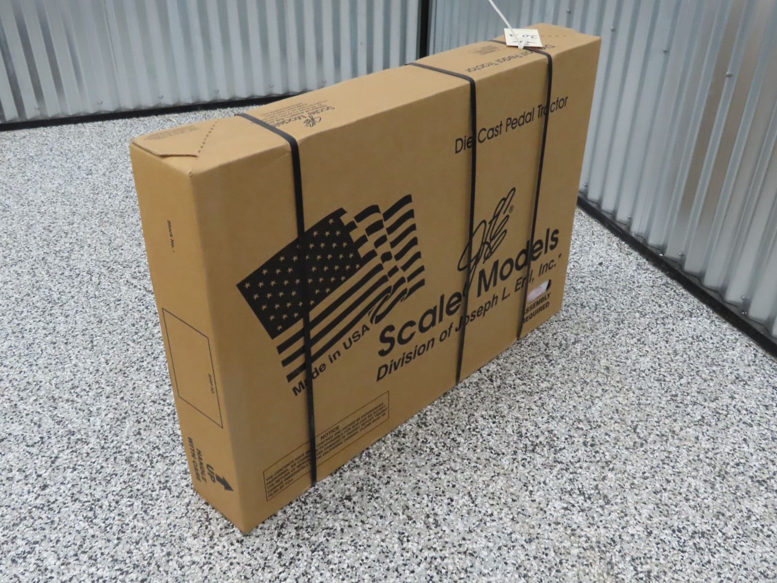 Scale Models by Ertl Farmall M with Fenders and Spoked Wheels NIB Special Edition - Image 1