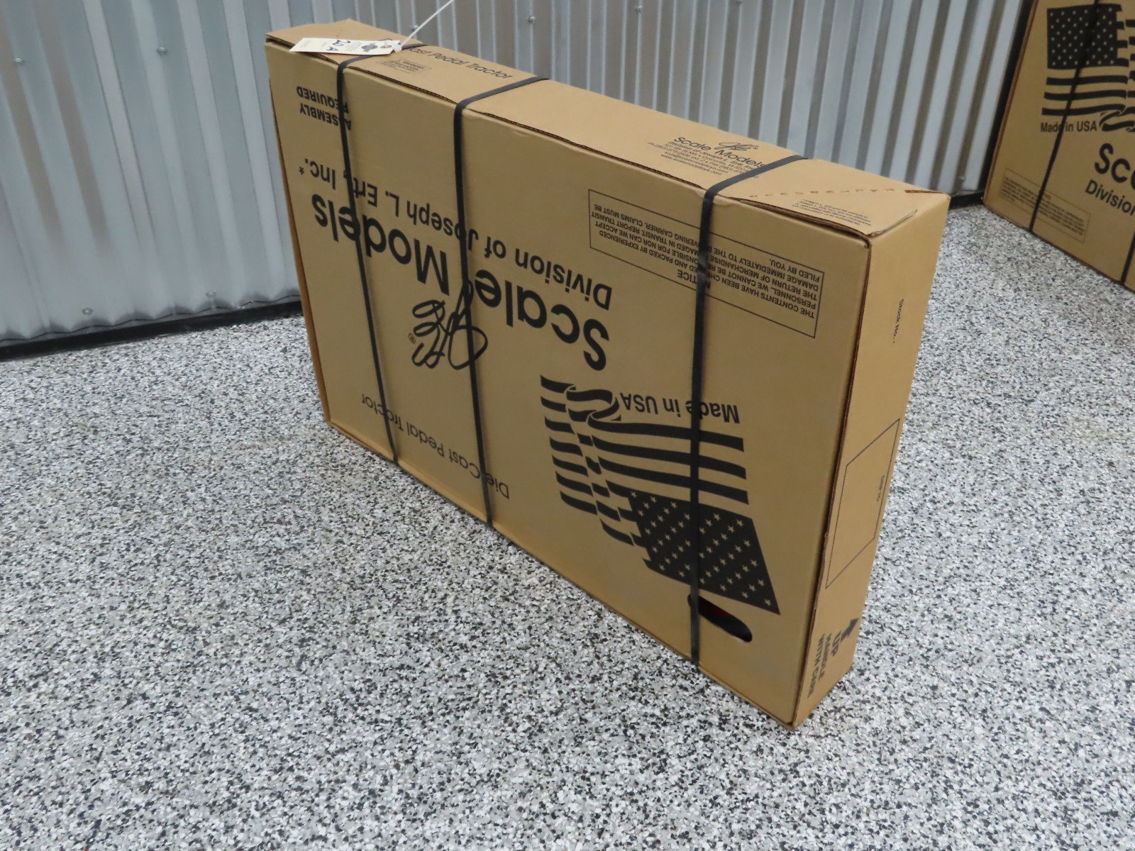 Scale Models by Ertl Farmall M with Fenders and Spoked Wheels NIB Special Edition - Image 2