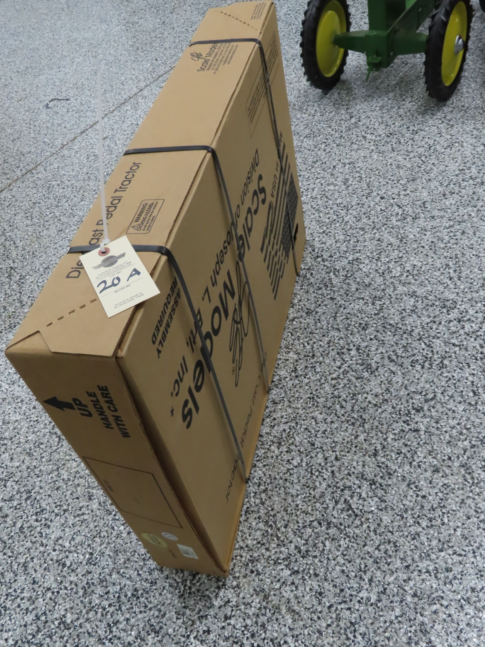 Scale Models by Ertl Farmall M with Fenders and Spoked Wheels NIB Special Edition - Image 3