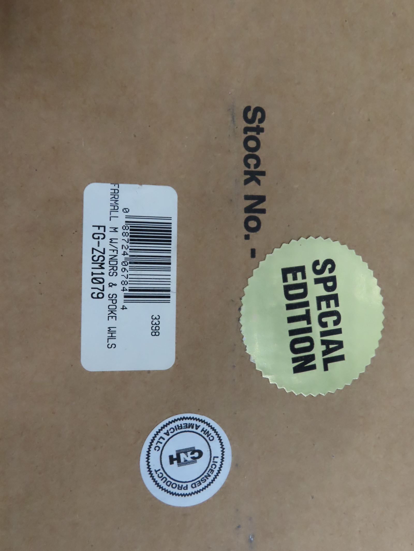 Scale Models by Ertl Farmall M with Fenders and Spoked Wheels NIB Special Edition - Image 4