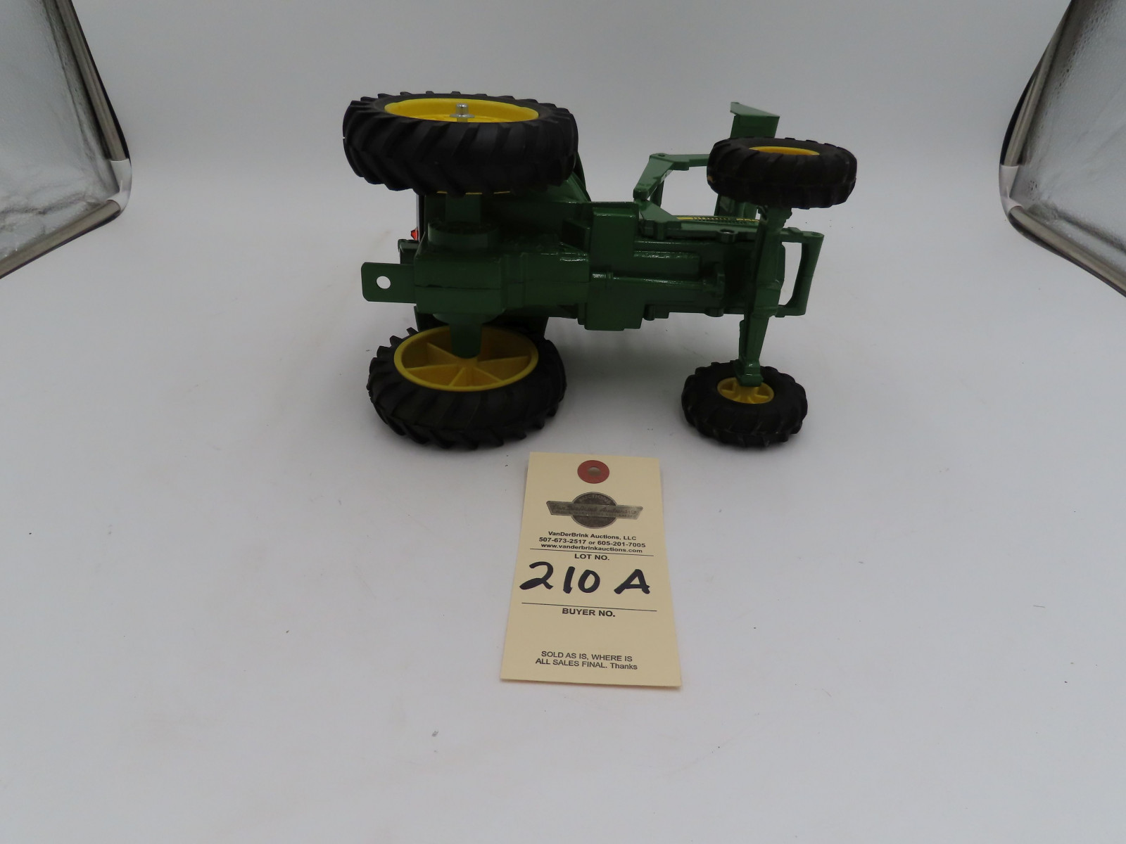 Ertl 1/16th Scale Die-Cast John Deere 2550 with Loader and No Box - Image 5