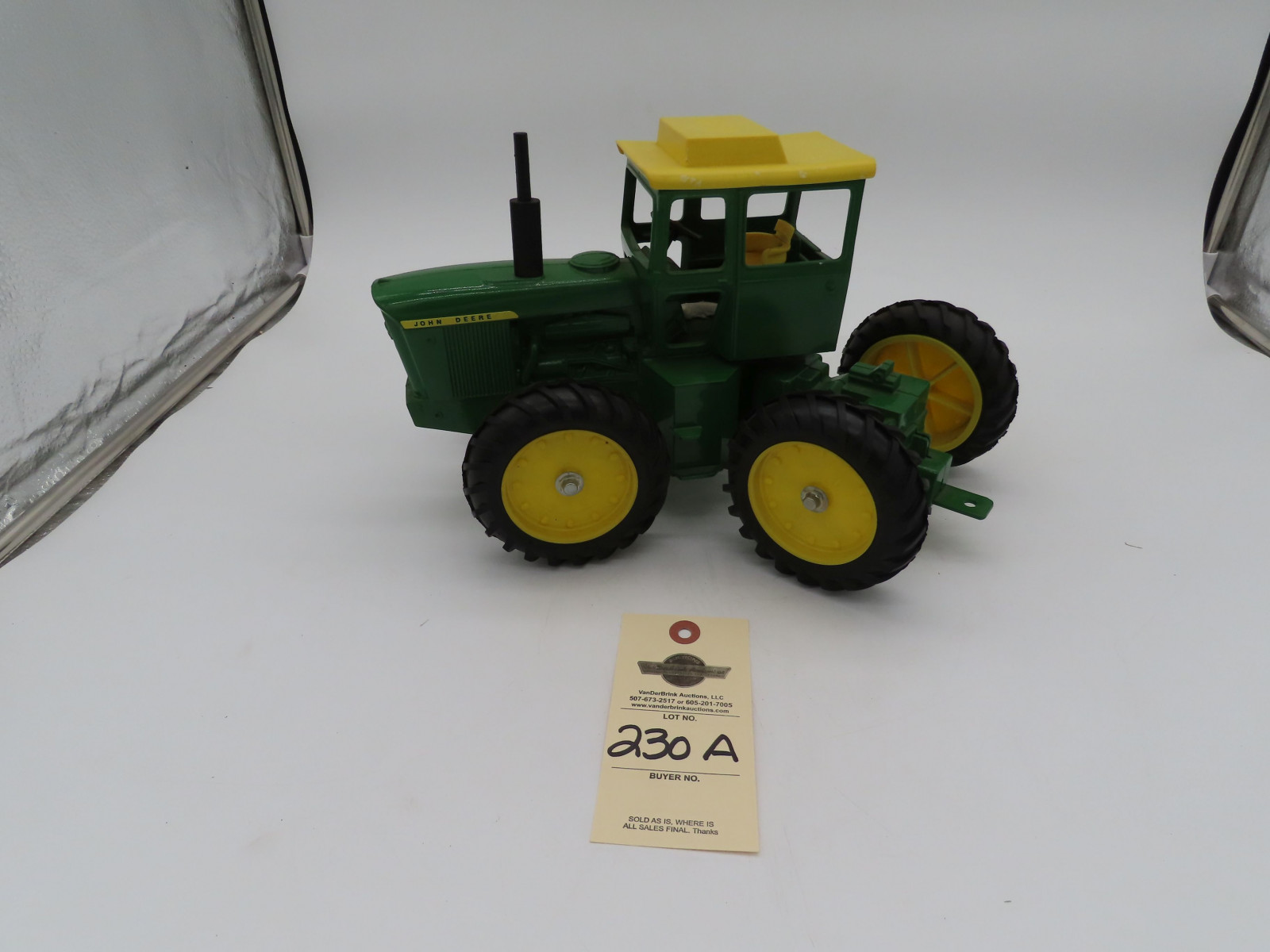 Ertl Like New John Deere 1/16th Die Cast 7520 Tractor - 1 hole #0795- NO Box - Image 1