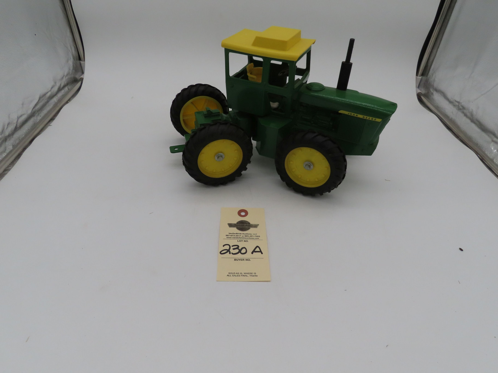 Ertl Like New John Deere 1/16th Die Cast 7520 Tractor - 1 hole #0795- NO Box - Image 3