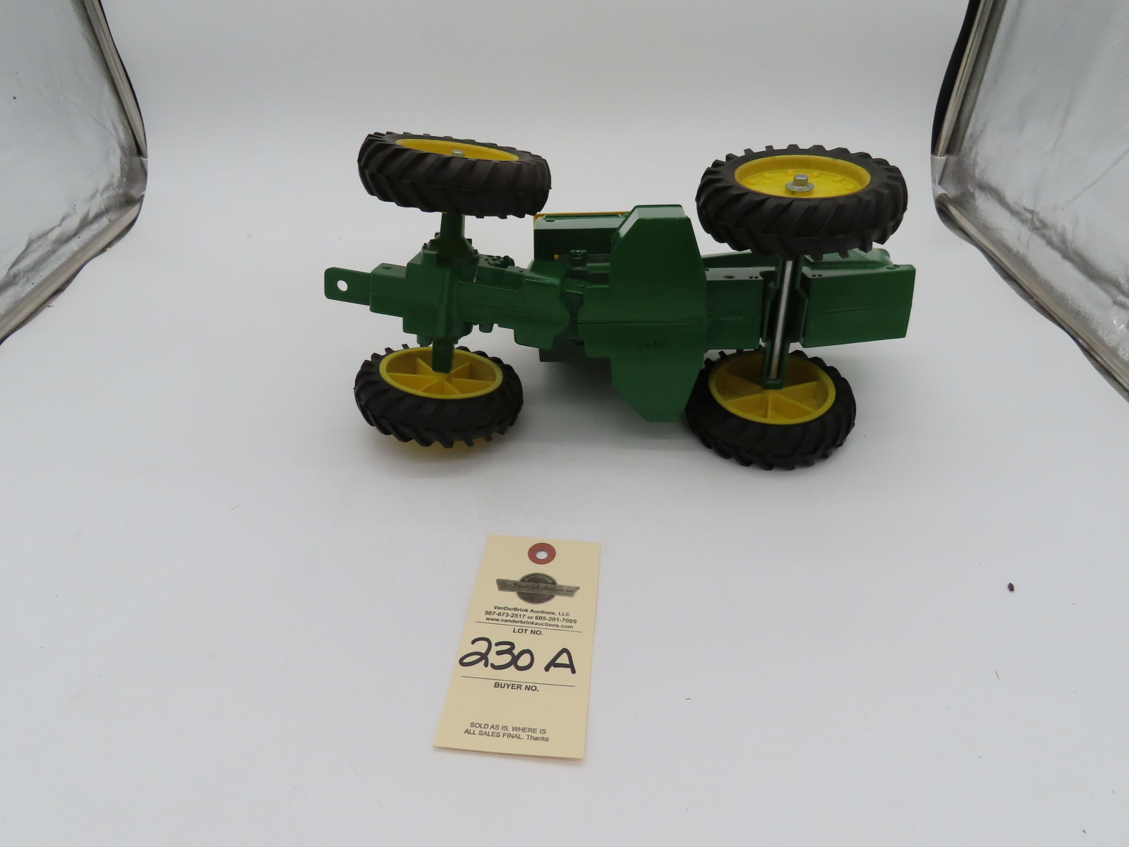 Ertl Like New John Deere 1/16th Die Cast 7520 Tractor - 1 hole #0795- NO Box - Image 6
