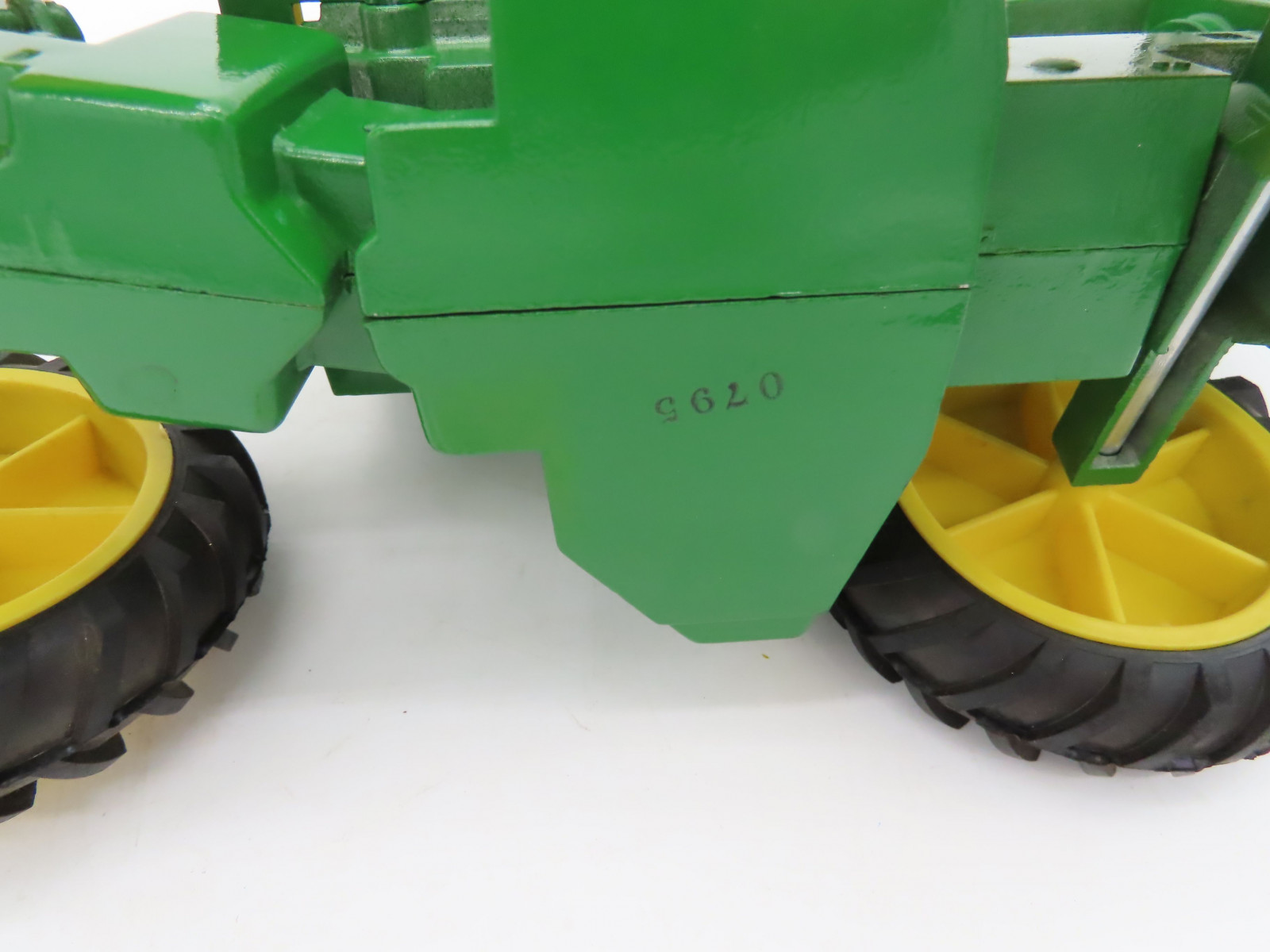 Ertl Like New John Deere 1/16th Die Cast 7520 Tractor - 1 hole #0795- NO Box - Image 7