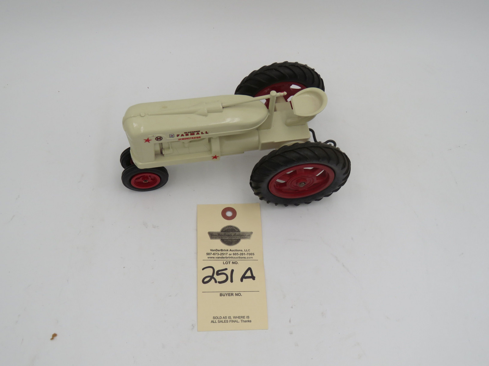 White M Farmall IH Plastic Die-Cast No box. Steering wheel broke but provided. - Image 2