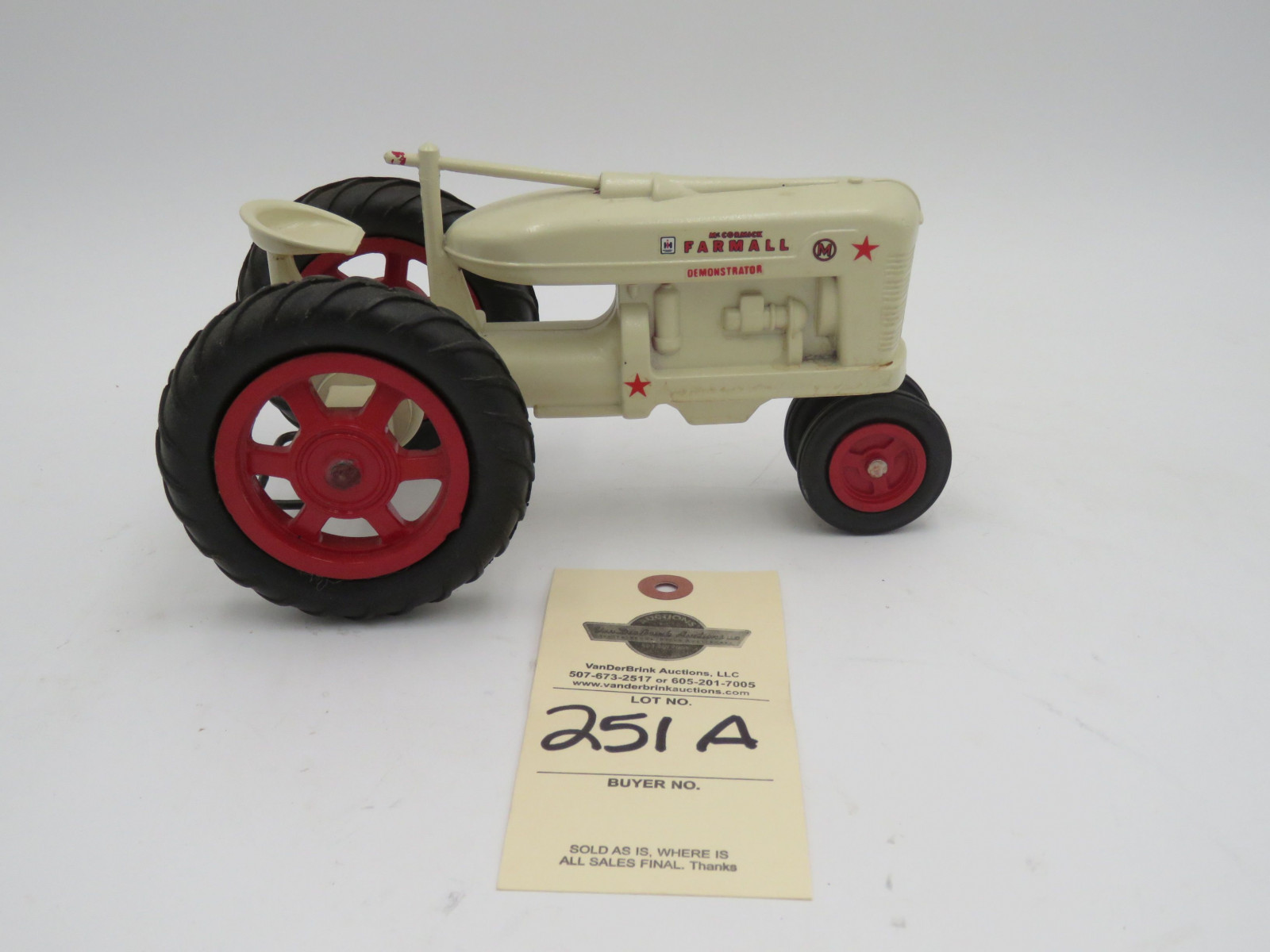 White M Farmall IH Plastic Die-Cast No box. Steering wheel broke but provided. - Image 3