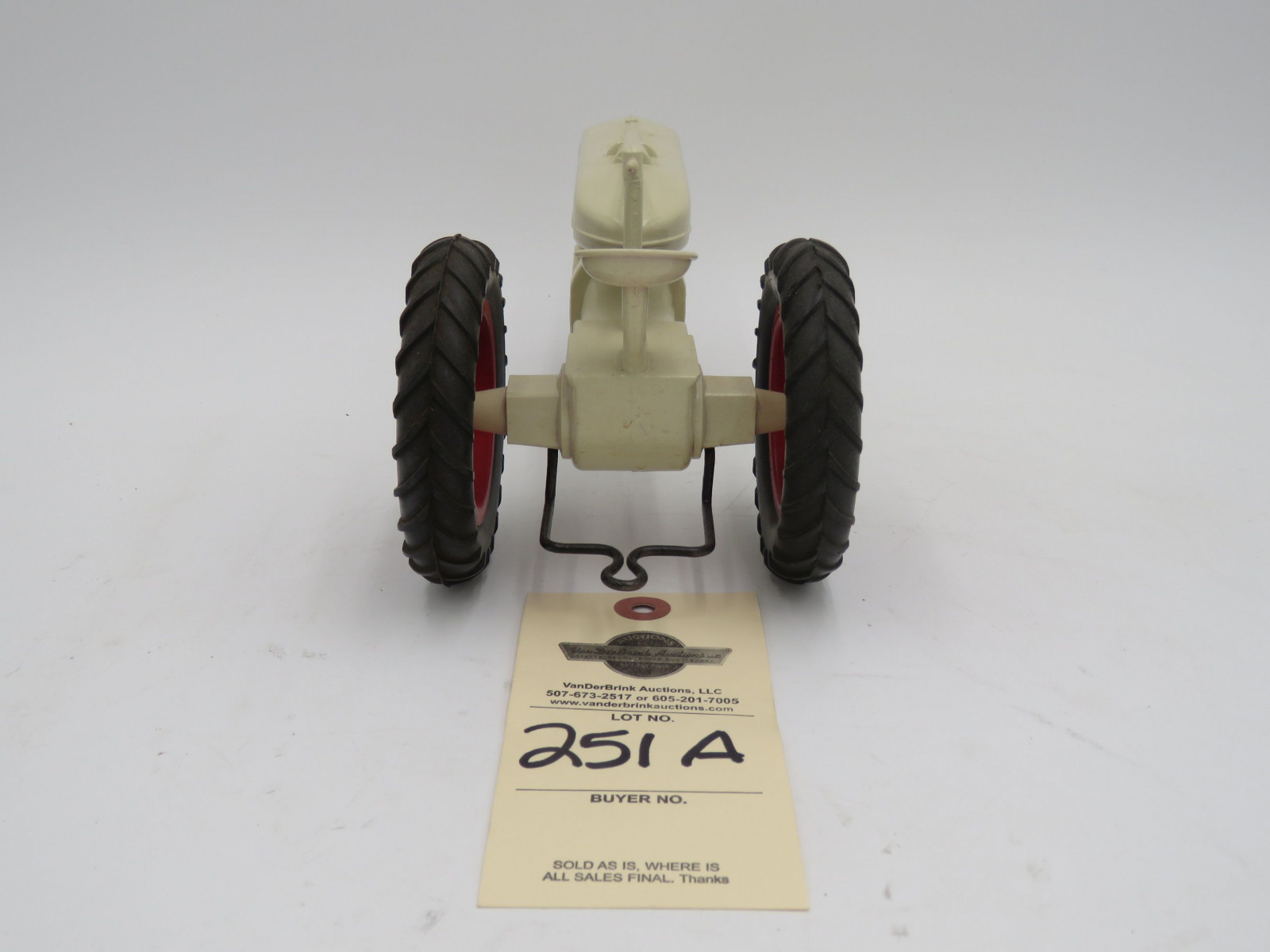 White M Farmall IH Plastic Die-Cast No box. Steering wheel broke but provided. - Image 4