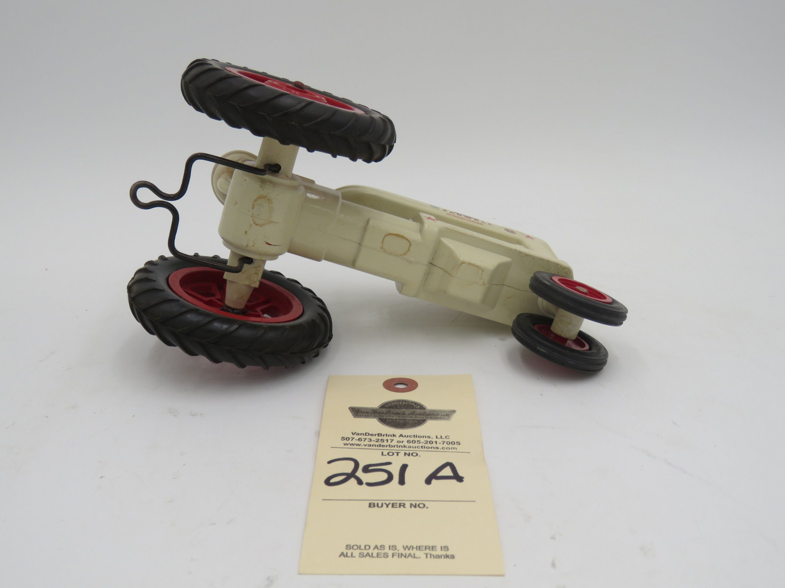 White M Farmall IH Plastic Die-Cast No box. Steering wheel broke but provided. - Image 5