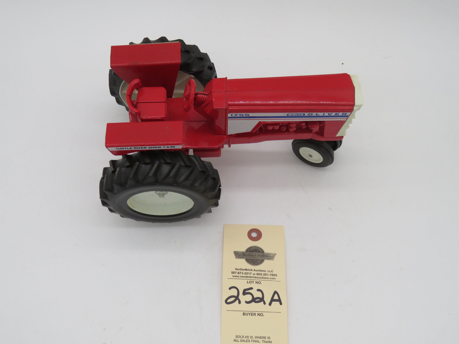 White Oliver 1755 metal die-cast Turtle River Show 7-9-89 Scale Model D,Iowa. No Box - Image 2