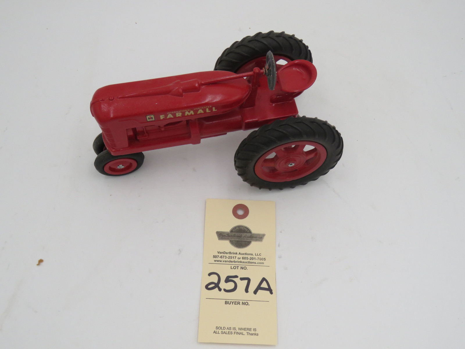 IH Farmall plastic die-cast tractor. Steering wheel broke. No box. - Image 2
